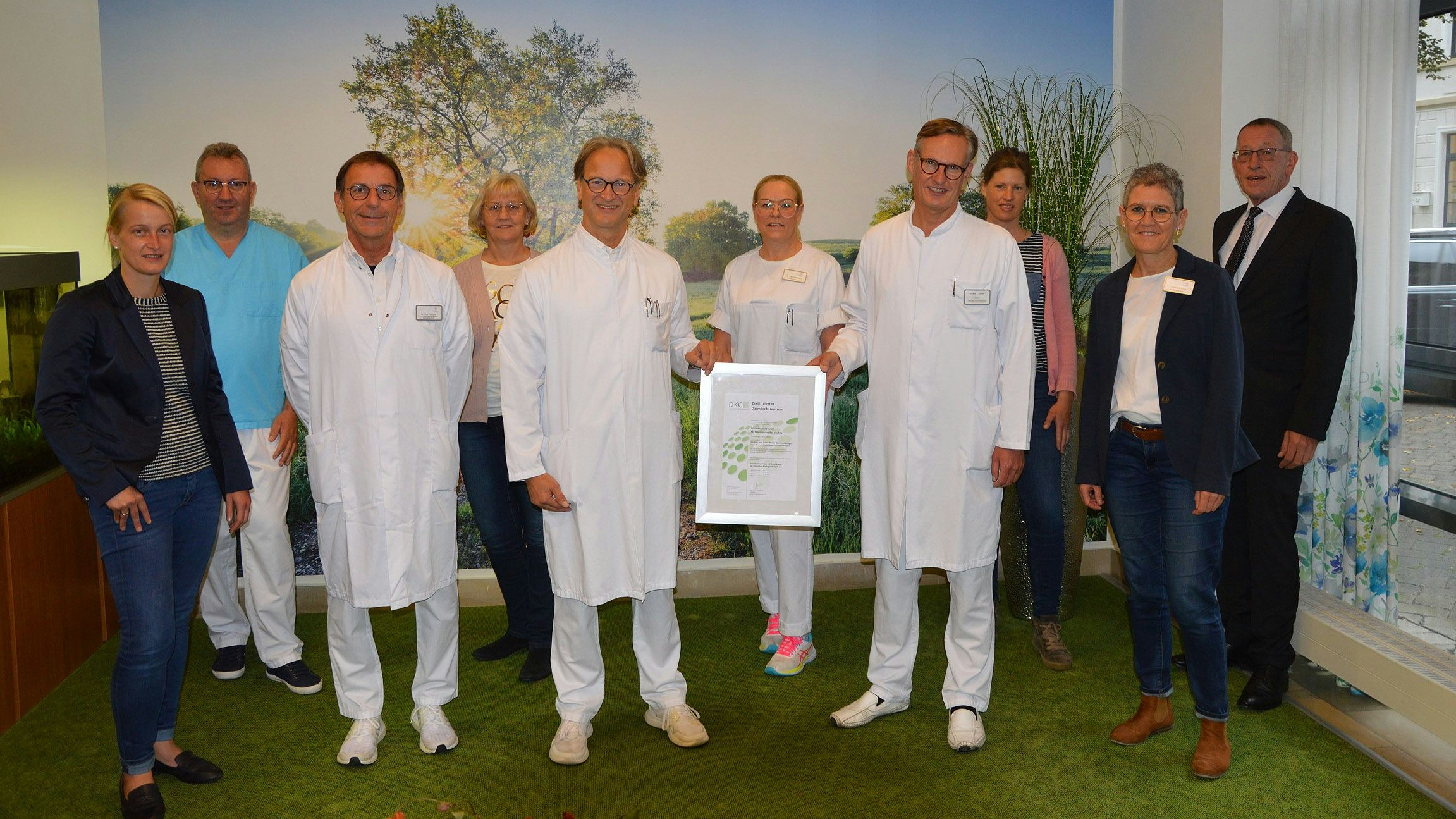 Freude am St. Marienhospital Vechta: Das Darmzentrum ist von der Deutschen Krebsgesellschaft ausgezeichnet worden. Foto: Pekeler