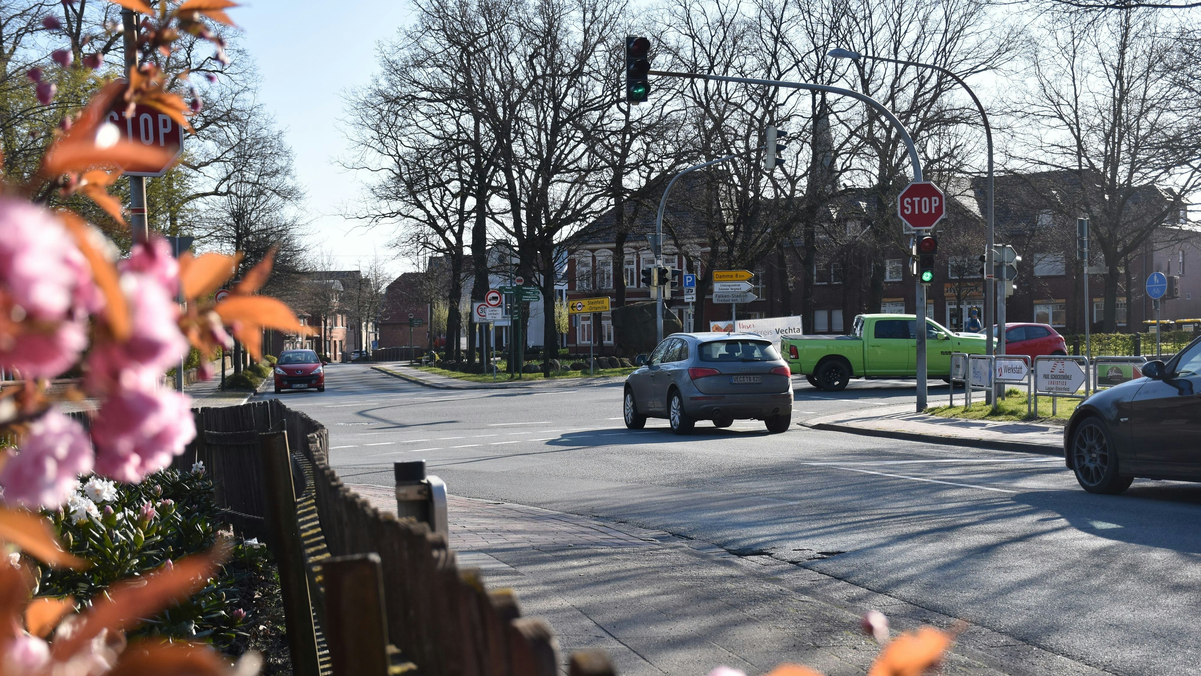 Wieder gab es einen Unfall: Die Kreuzung bleibt ein Problem für Autofahrer und Fußgänger. Foto: Timphaus