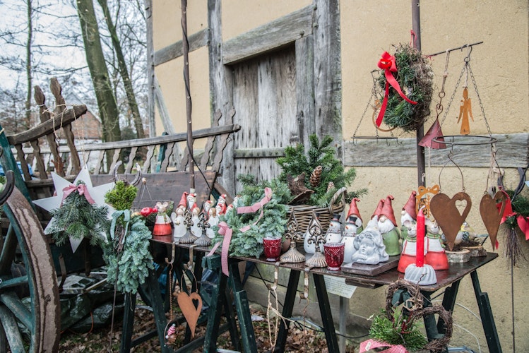 Vor den Häusern wird weihnachtliche Deko angeboten. Foto: Eckhard Albrecht