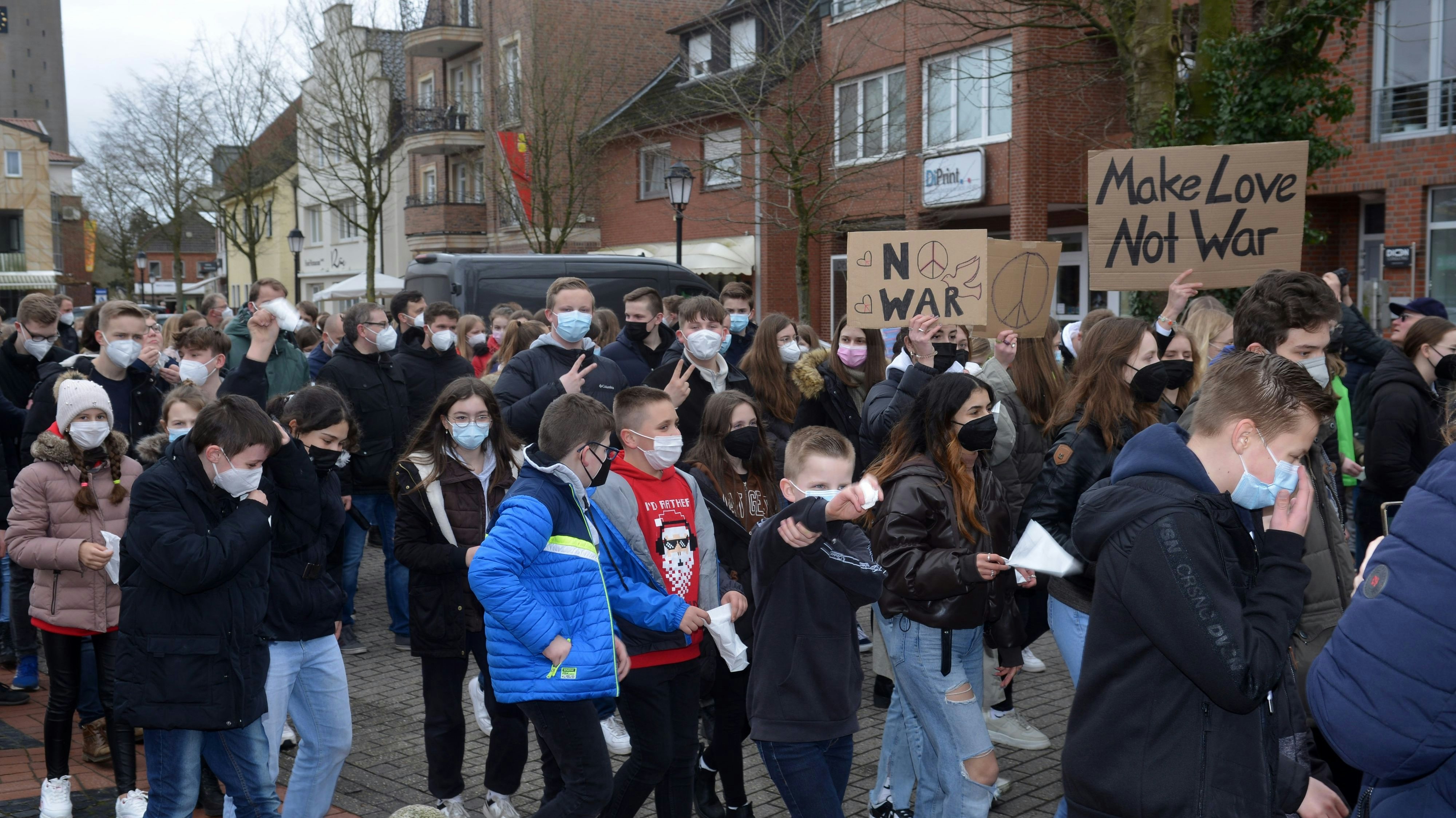 Friedensmarsch: Zu Löningens größter Demo seit den Krankenhaus-Protesten machten sich 1500 Schüler des Gymnasiums, der Real- und der Hauptschule mit ihren Lehrern auf den Weg. Foto: Willi Siemer