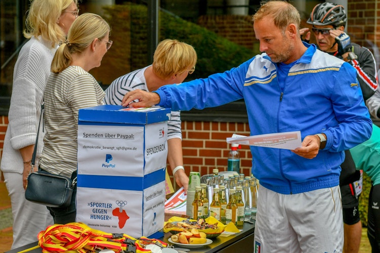 Futter für die SgH-Spendenbox: Eine Szene vom Lohner Rathaus. Foto: Wenzel