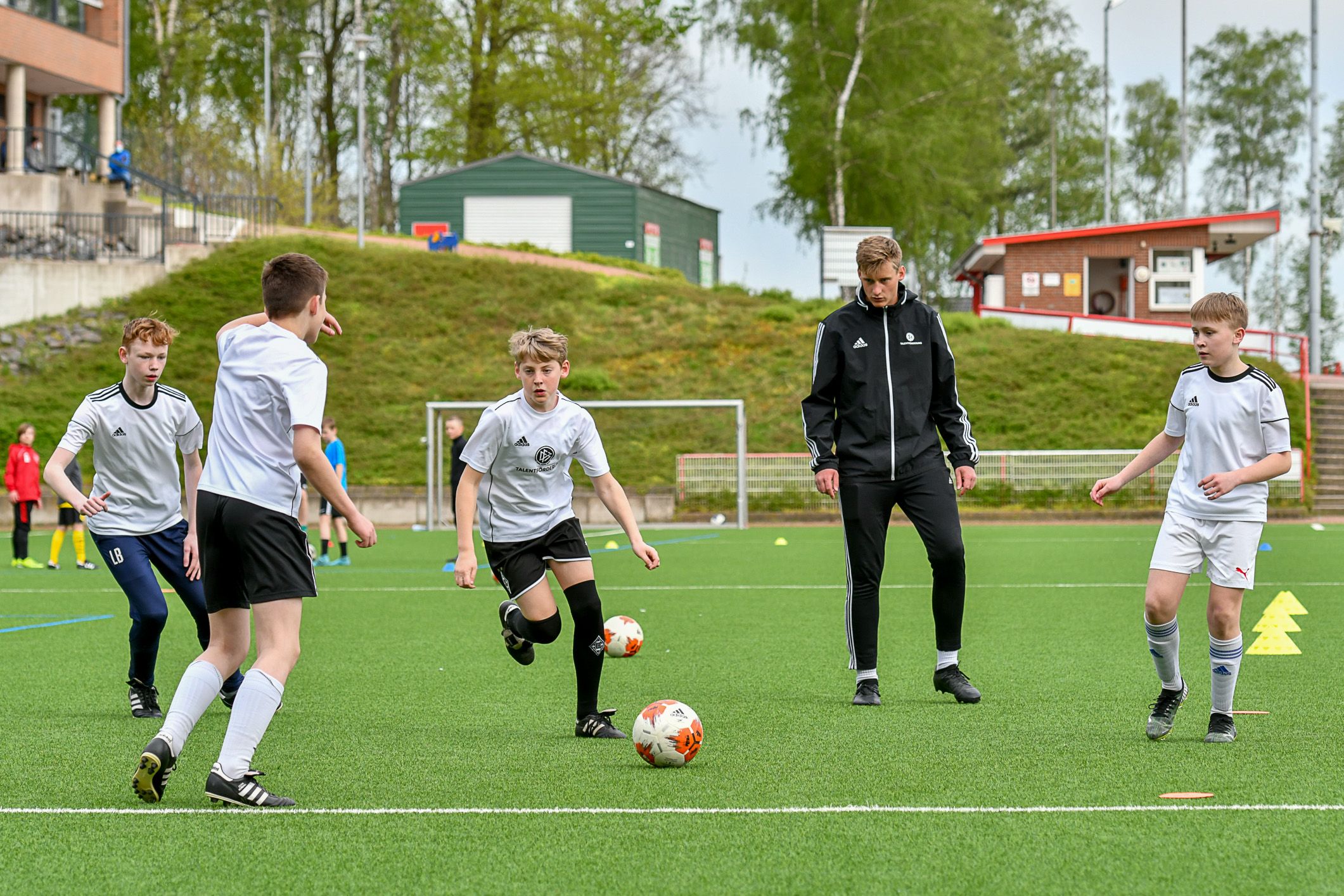 Endlich wieder am Ball: Stützpunkttrainer Johannes Rechtien beim Kleingruppentraining mit vier Talenten. Fotos: Frank Wenzel