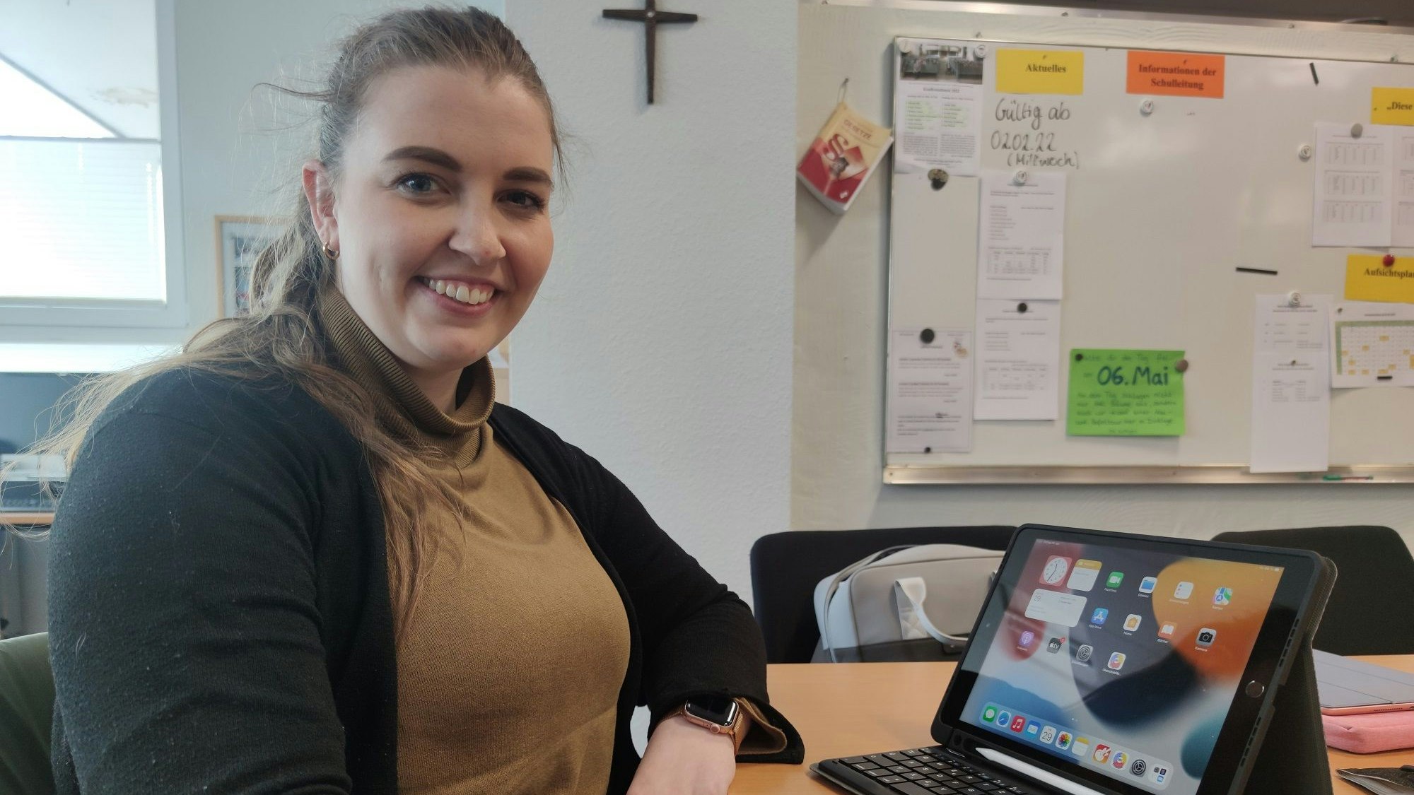 Zufrieden: Studienrätin Swantje ter Haseborg mit ihrem neuen iPad, das sie für ihren Musik- und Religionsunterricht einsetzen wird. Foto: Röttgers