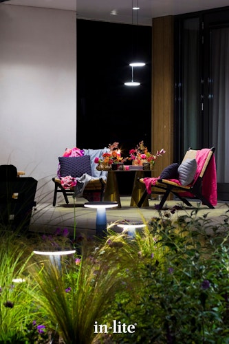 Die DISC-Hängelampen verwandeln eine Lounge-Ecke oder einen Essbereich in eine stimmungsvolle Kulisse, in der man bis spät abends die Atmosphäre genießen kann. Foto: in-lite