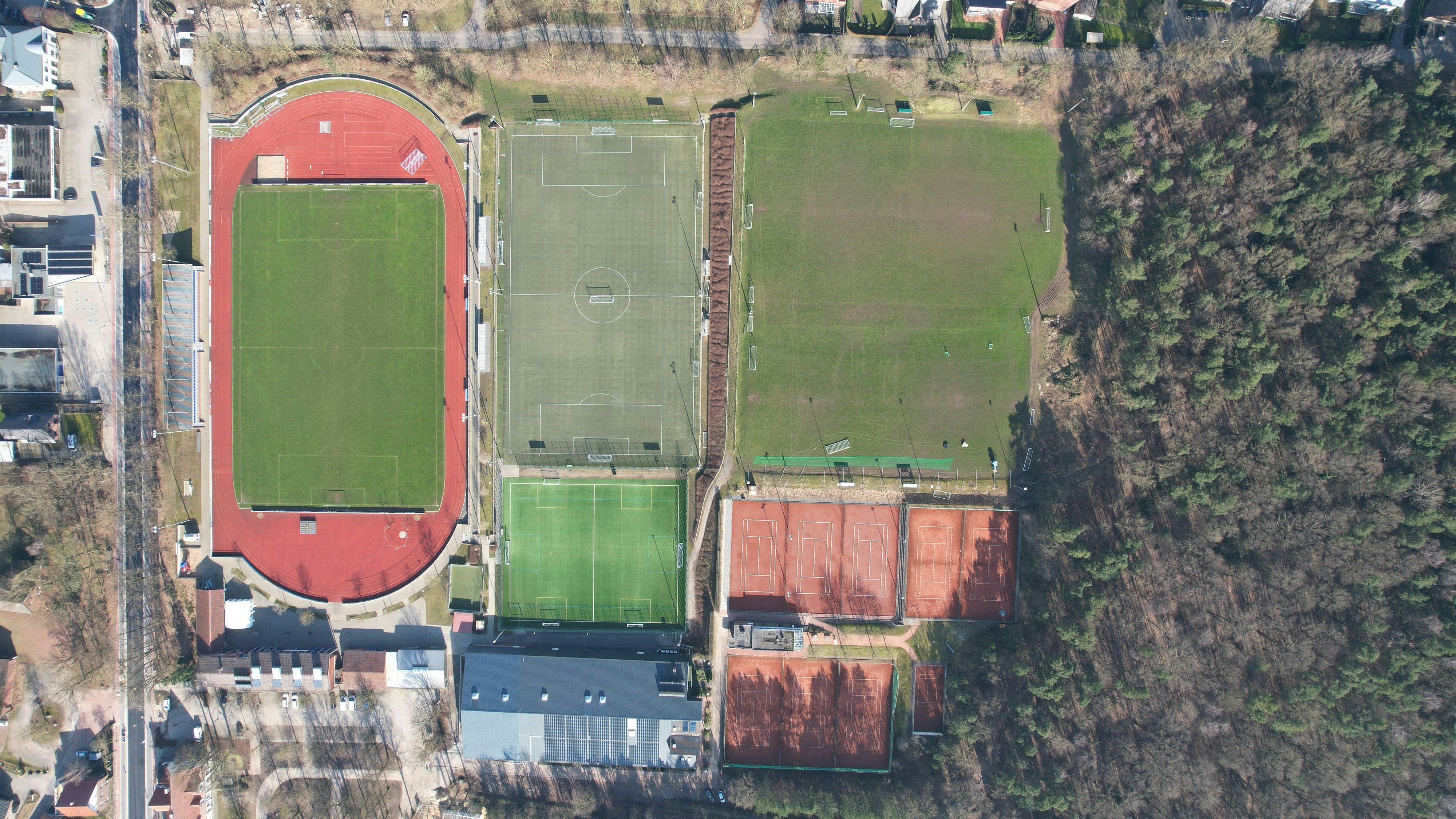 Das sportliche Zentrum Lohnes: das Heinz-Dettmer-Stadion und die Anlage des benachbarten Tennisvereins in einer aktuellen Drohnenaufnahme.&nbsp; Foto: Jehle