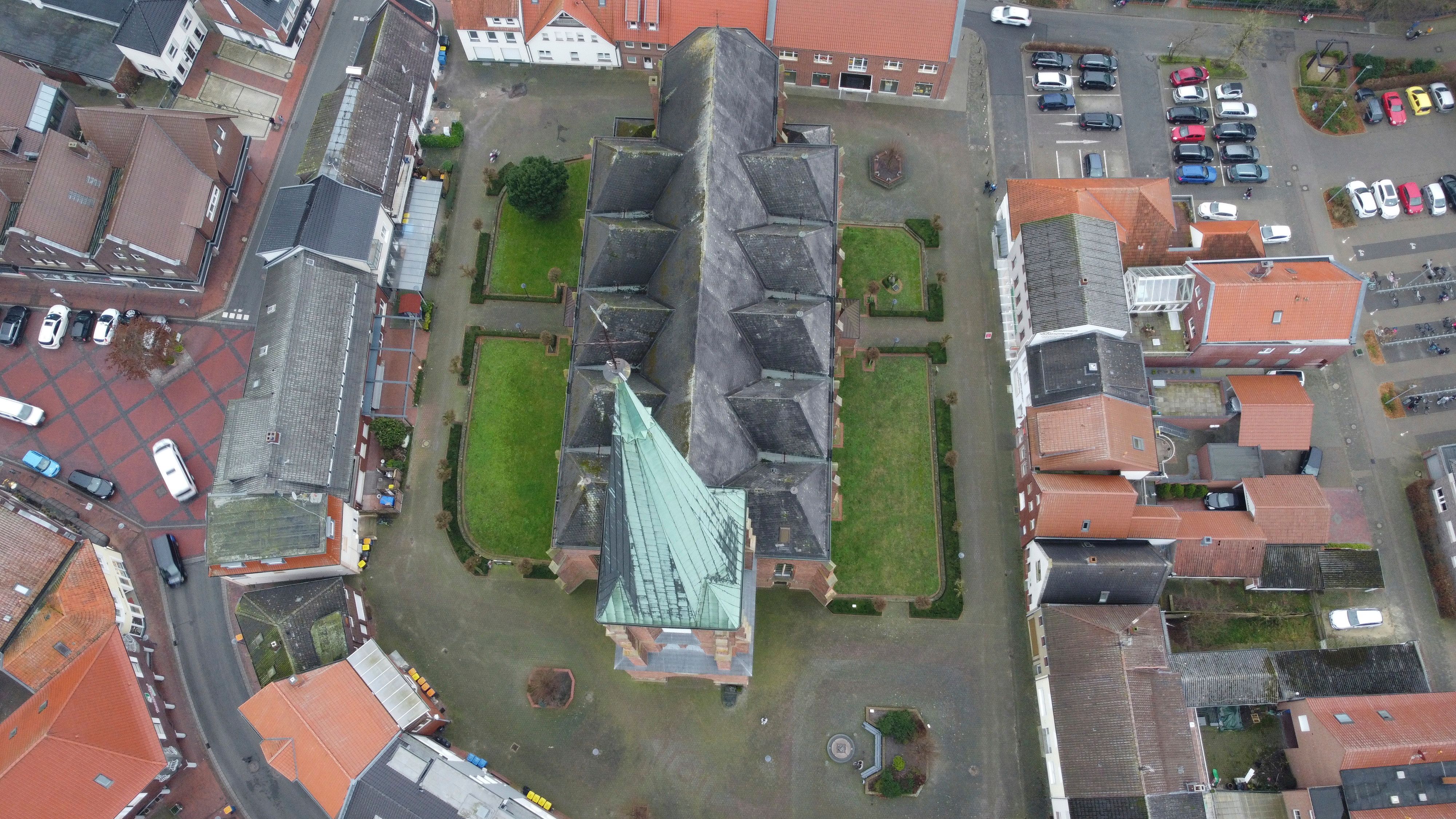 Den Kirchvorplatz im Blick: Das gesamte Areal um die St.-Catharina-Kirche Dinklage soll aufgewertet werden. Foto: Scholz