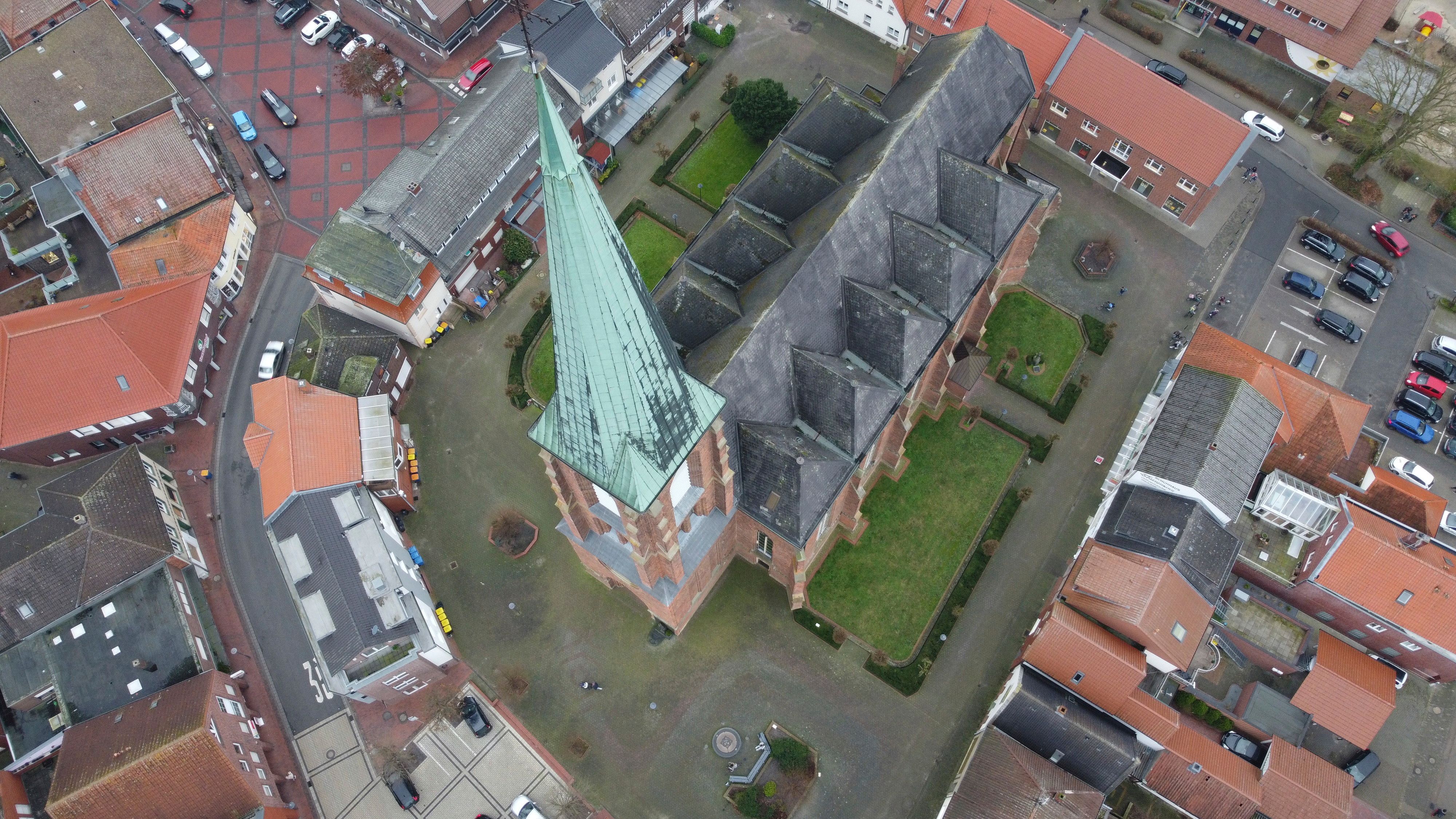 Die Kirche im Blick: Die katholische Pfarrgemeinde St. Catharina hat einige Aktionen für die nächsten Monate geplant. Foto: Jan-Christoph Scholz
