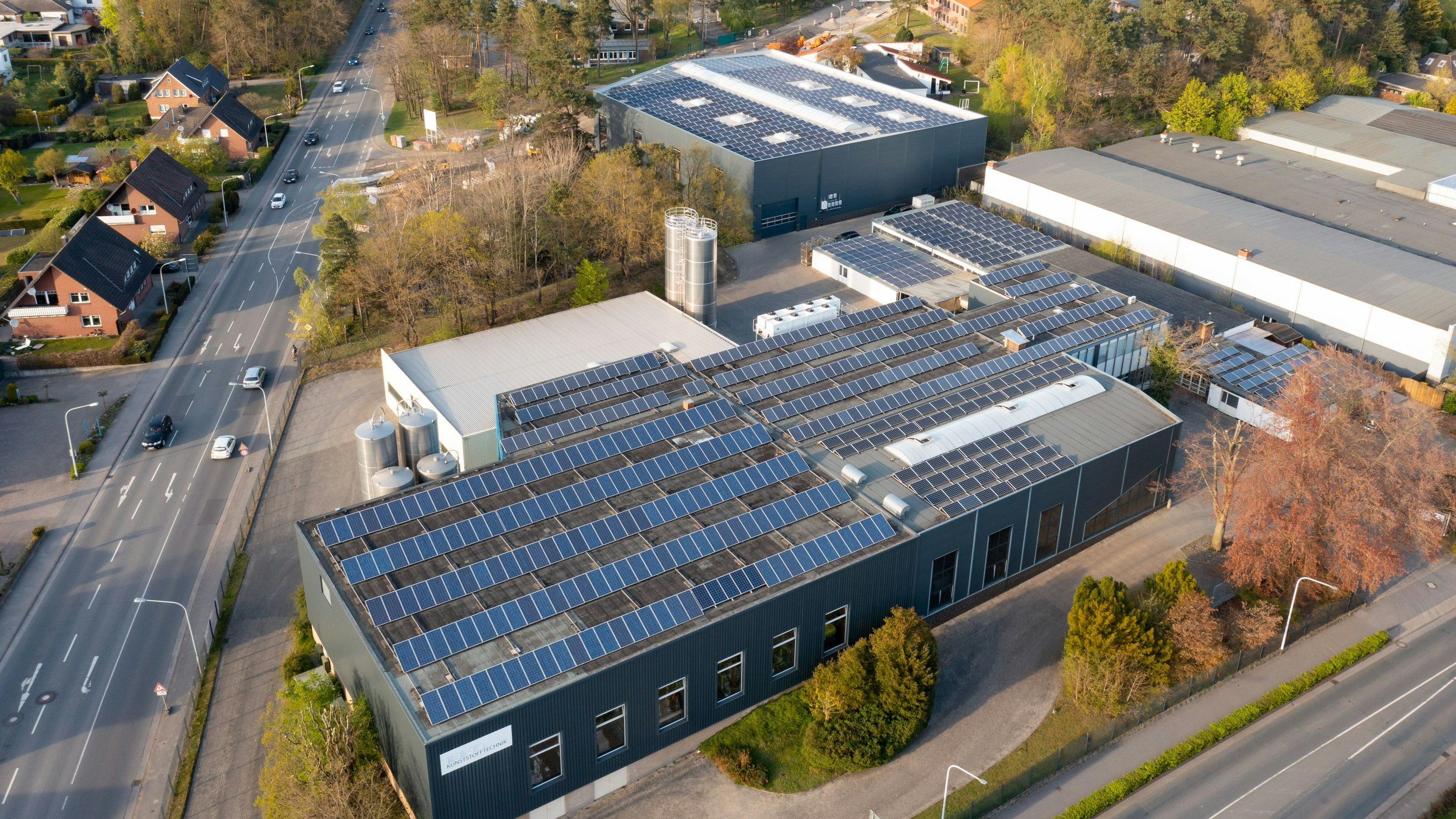 Durfte erst nach 12 Monaten ans Netz: Die Solaranlage der Firma Eftex in Lohne. Foto: M. Niehues