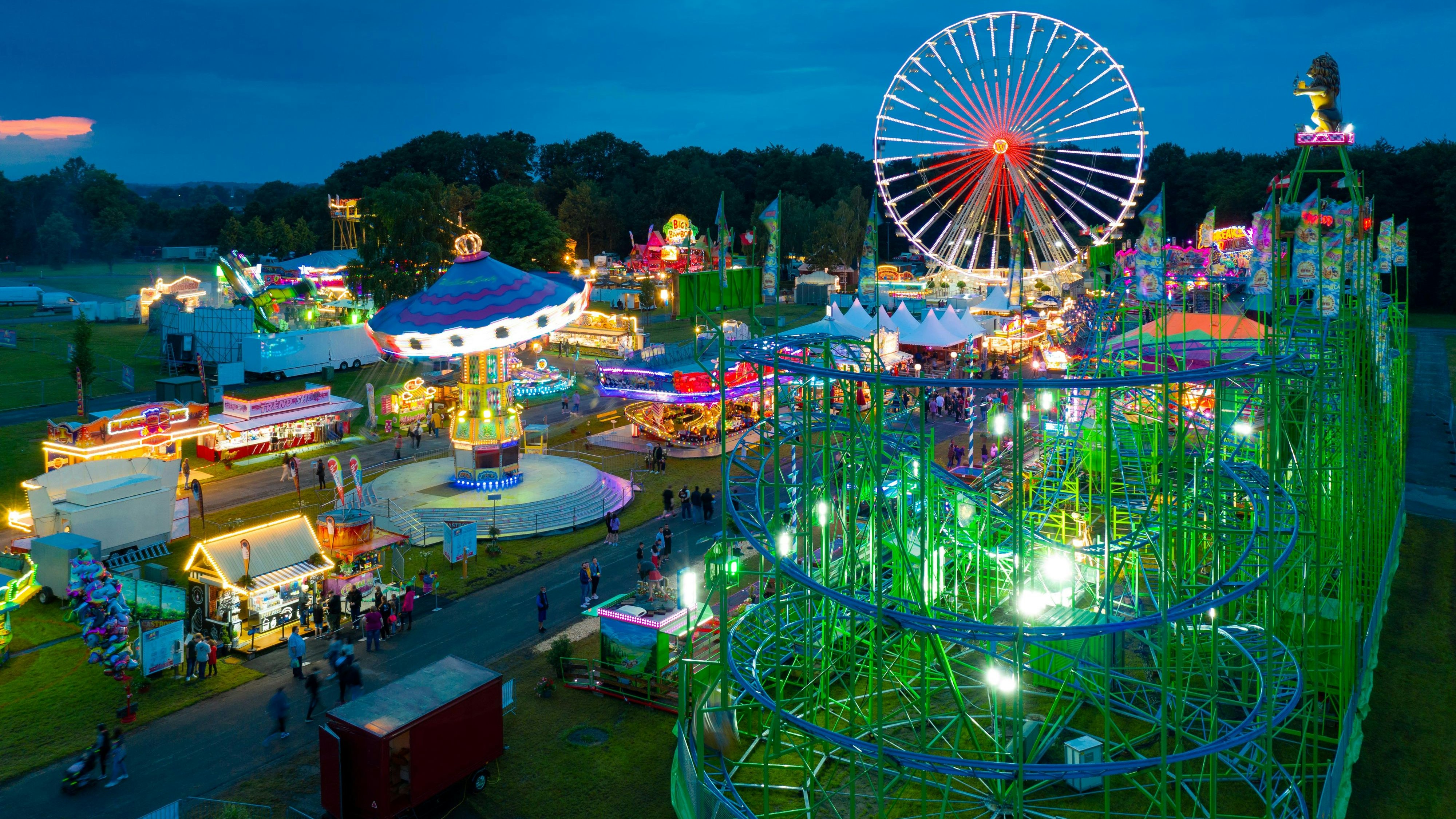 Blick aus der Luft auf den Freizeitpark: Das Riesenrad ist ein Hingucker – besonders abends. Foto: Matthias Niehues