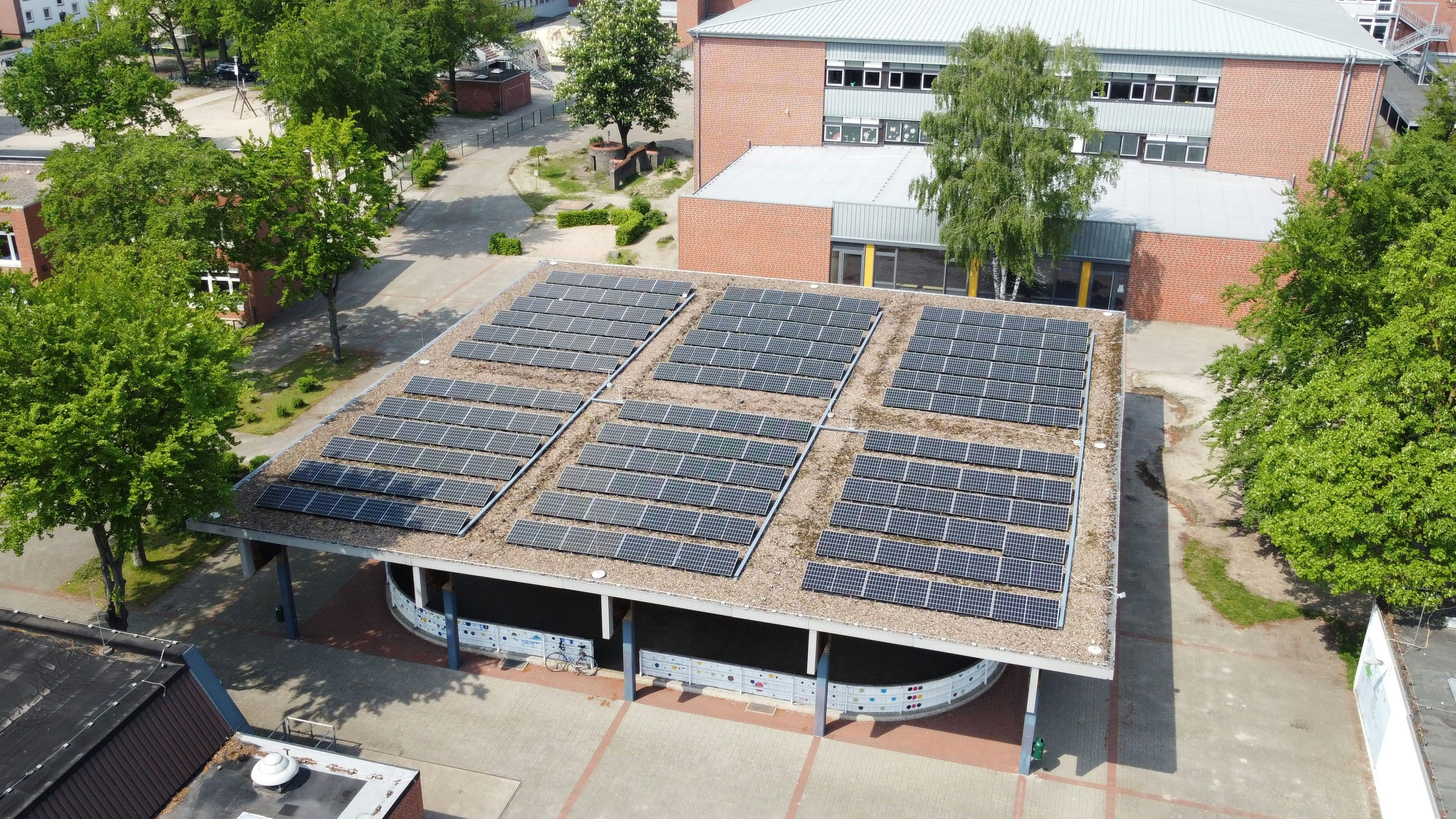 144 Module 54 Kilowatt Spitzenleistung: Die Stadt hat ihre bisher größte Photovoltaikanlage in Betrieb genommen. Foto: Stadt/Asbrede