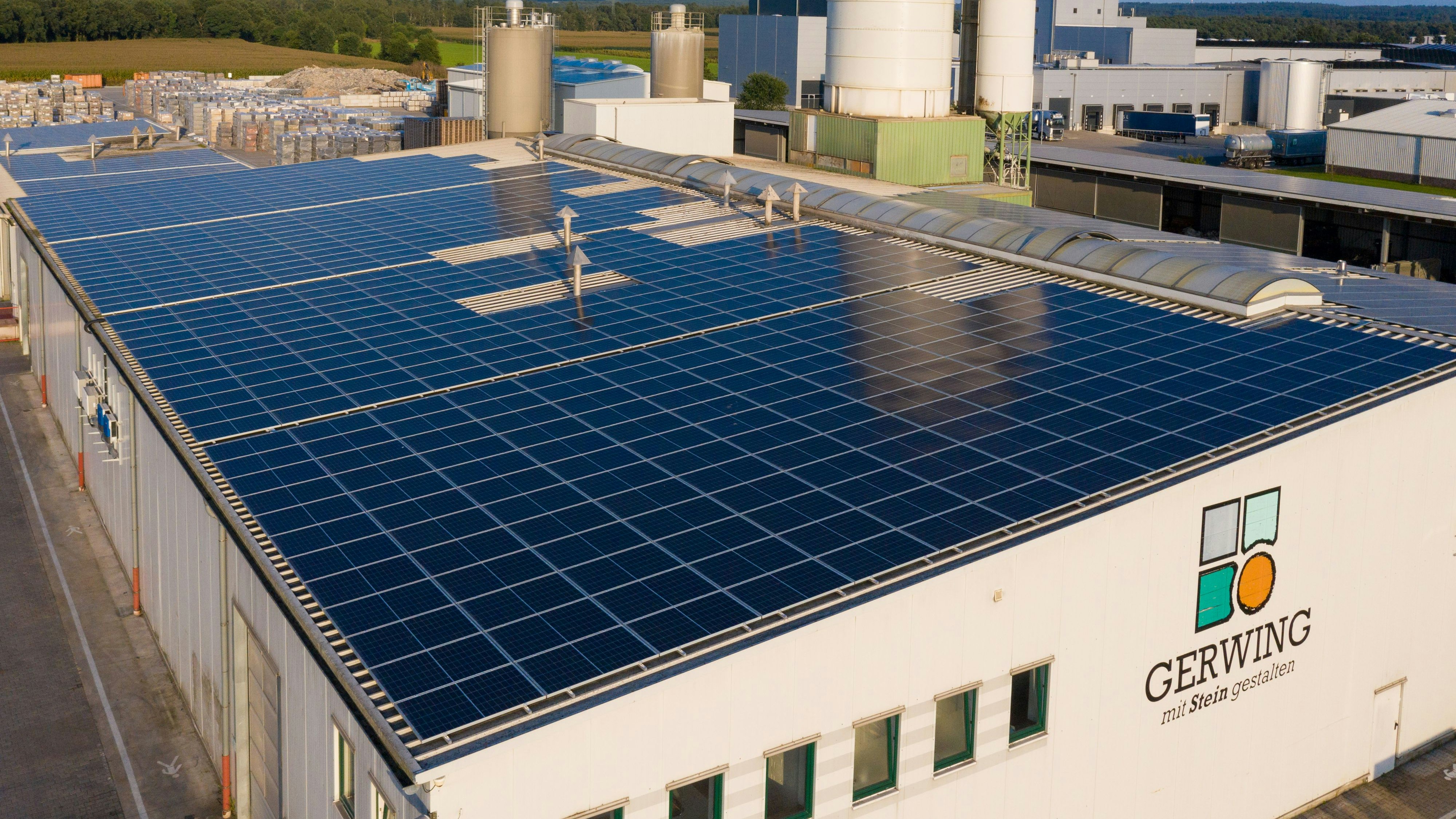 Solaranlage der Firma Gerwing in Holdorf: Sie durfte über ein Jahr lang keinen Strom liefern, weil das komplizierte Zertifizierungsverfahren noch lief. Foto: M. Niehues