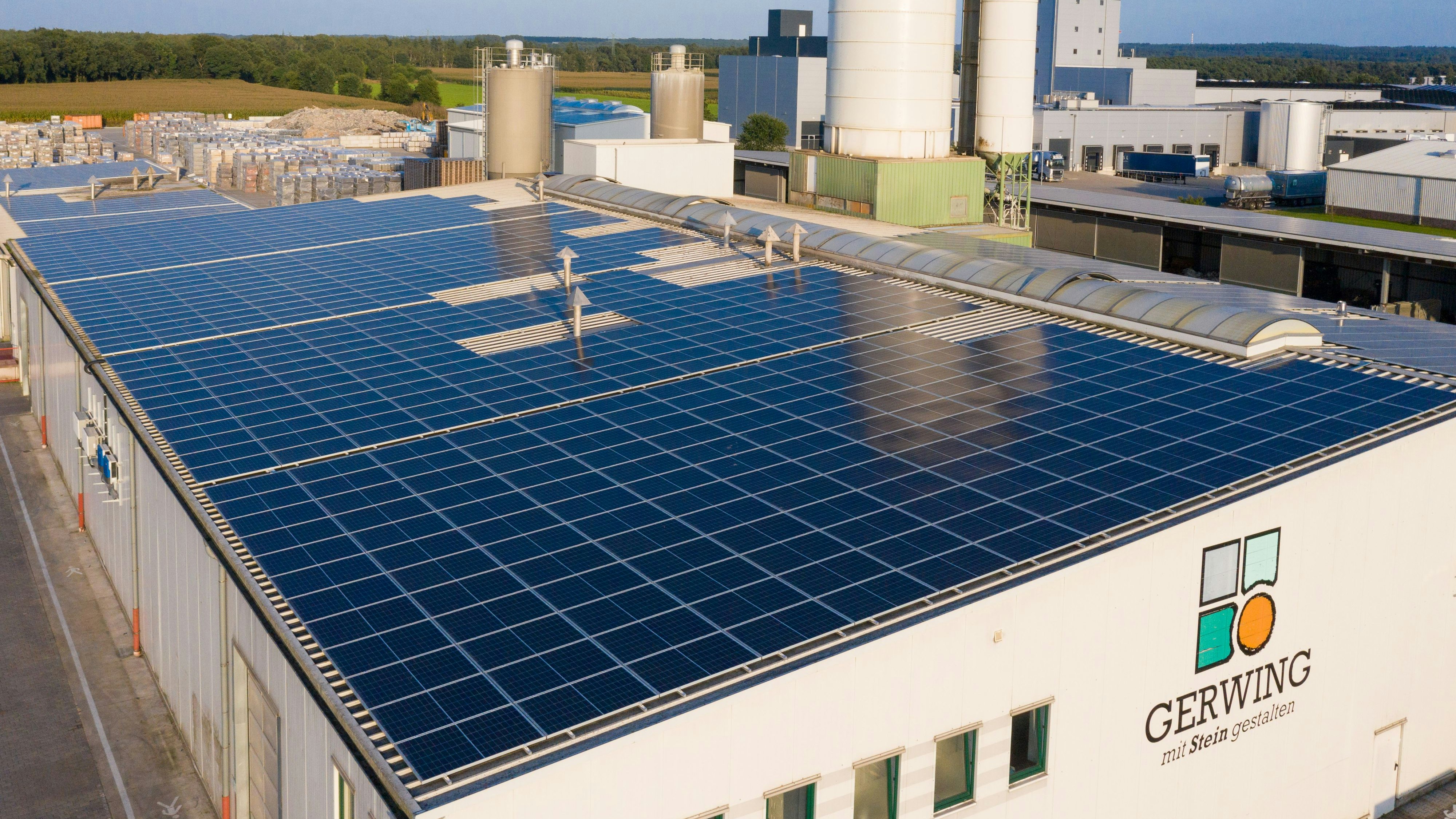 Neue Solaranlage der Firma Gerwing in Holdorf: Die Sonne scheint, der erzeugte Strom darf aber nicht genutzt werden. Foto: M. Niehues