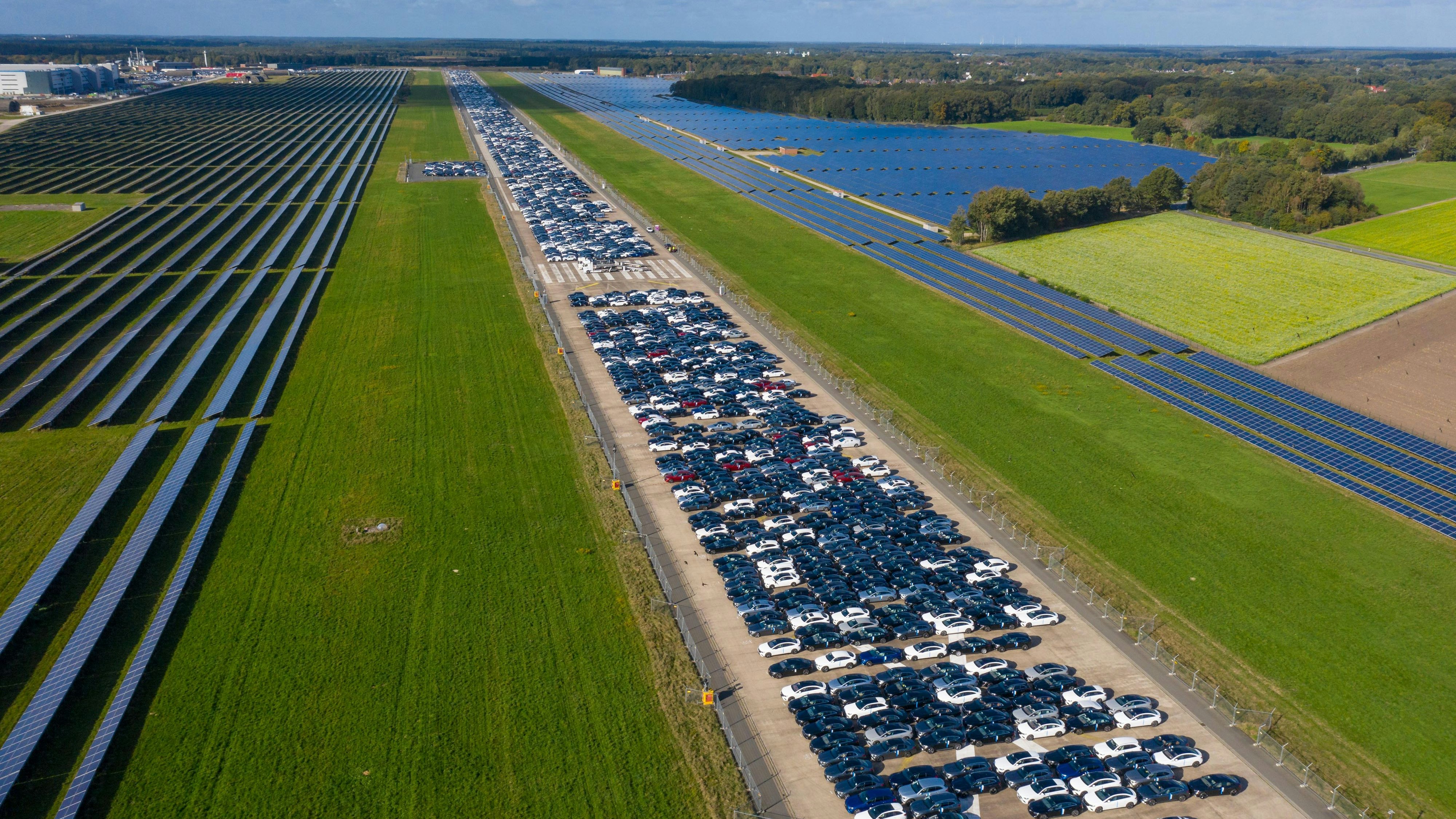 Die Landebahn in Ahlhorn steht voll: Es besteht kaum noch Platz, um Fahrzeuge darauf unterzubringen. Links und rechts davon stehen auf rund 45 Hektar Fläche Solaranlagen. Foto: M. Niehues