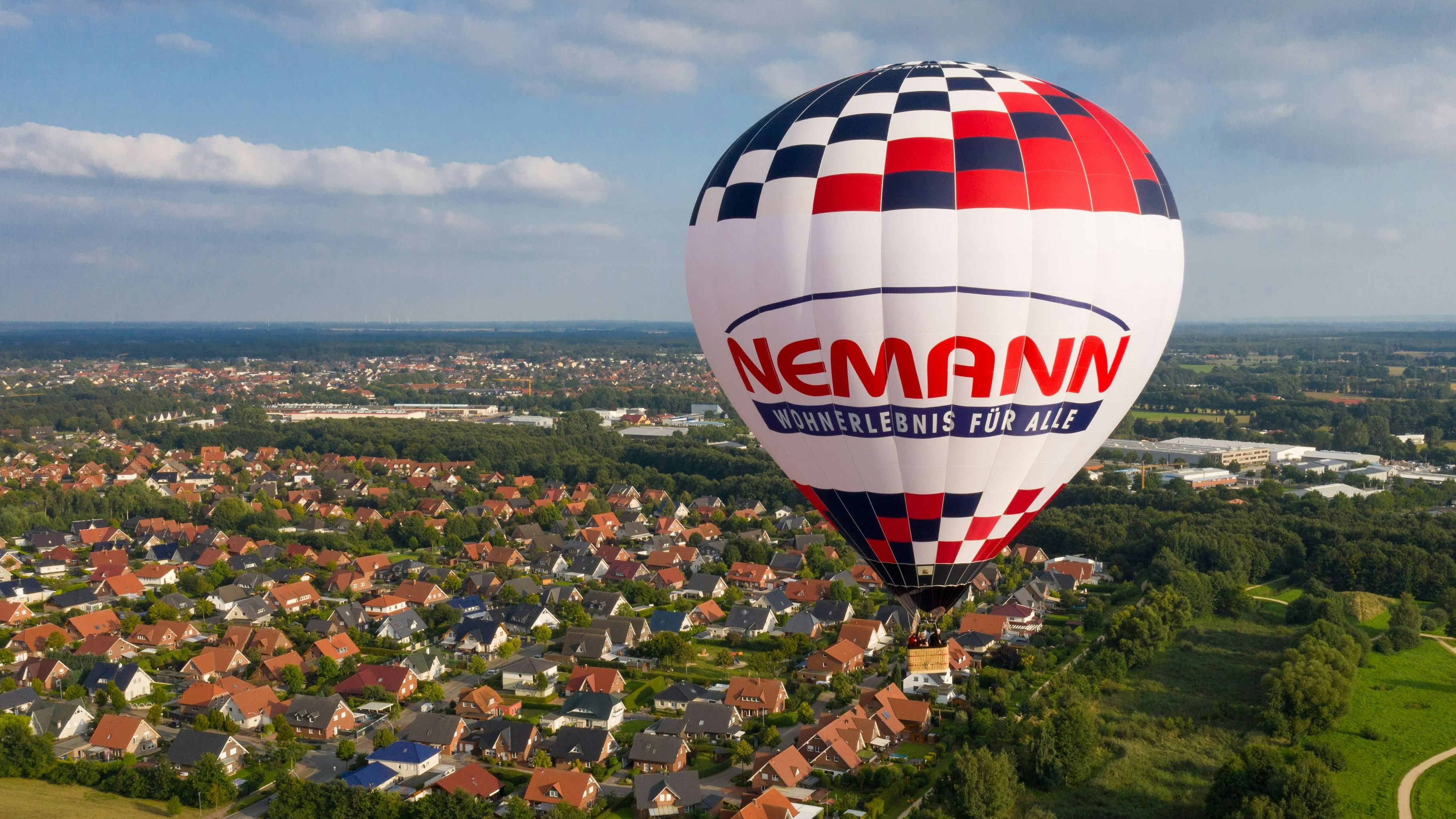 Schwebt über das Vechtaer Stadtgebiet: Der neue Nemann-Heißluftballon.&nbsp; &nbsp;Foto: M. Niehues