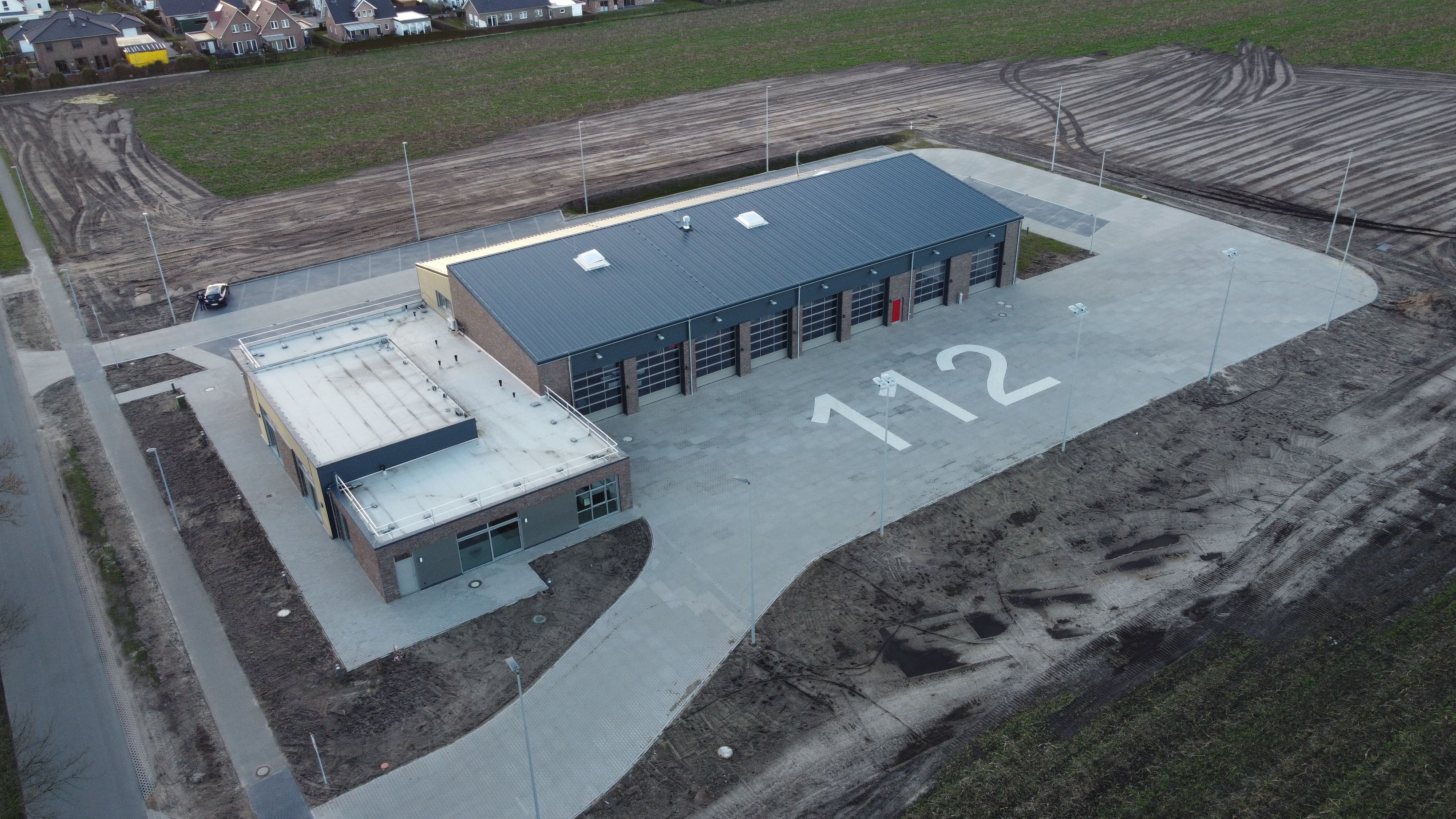 Aus der Luft deutlich sichtbar: Das neue Gebäude Am Lagerweg ist ein Feuerwehrgerätehaus. Foto: Feuerwehr Holdorf / Jens Lindemann