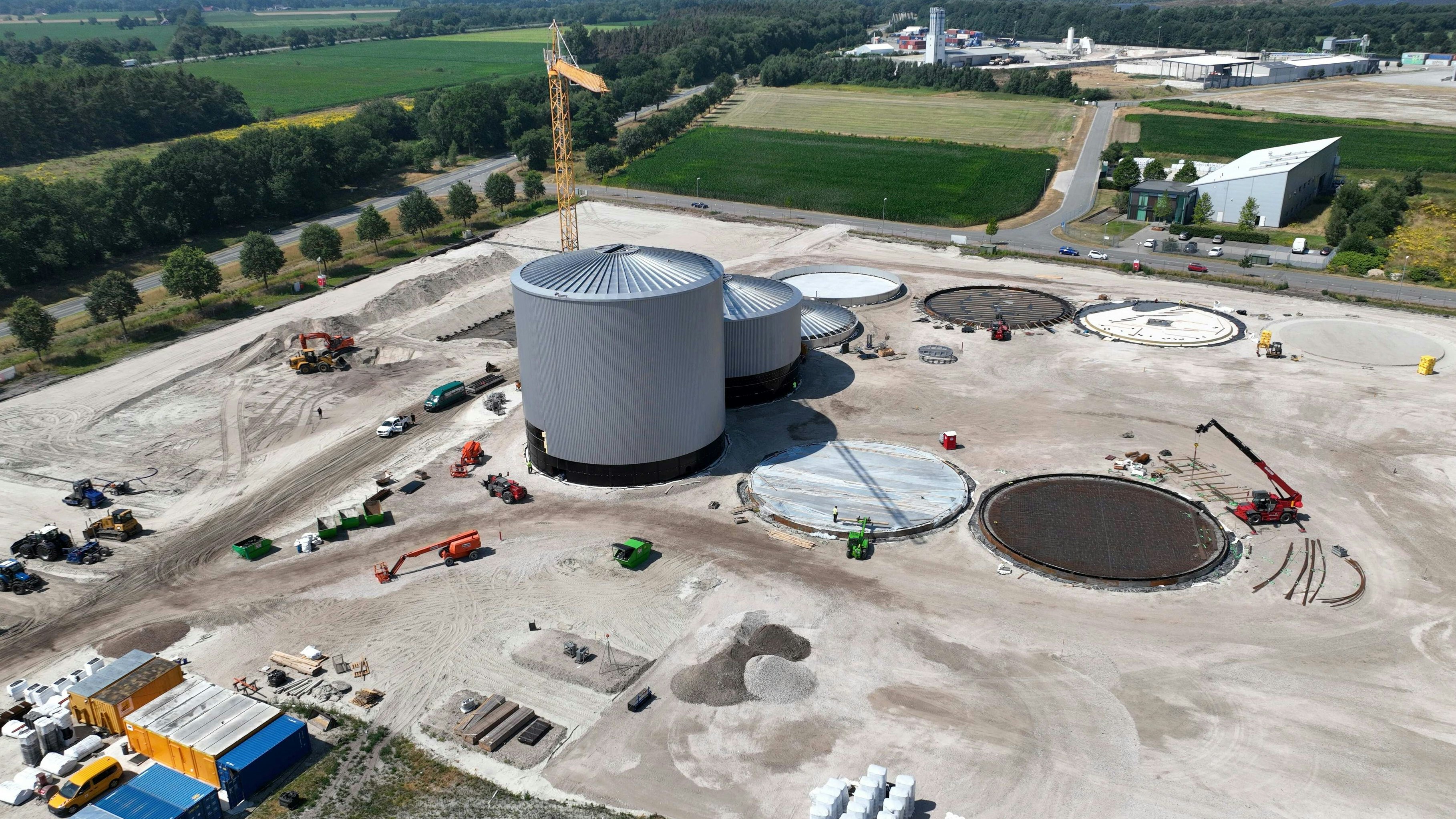 Bleibt allein: Da die Firma Kaskum ihr ursprüngliches Vorhaben am C-Port aufgegeben hat, bleibt die Revis Bioenergy, die bereits mit dem Bau der Hochbehälter begonnen hat, der einzige große Gülleverwerter im Industriepark.&nbsp; Foto: Schiwyair Medienproduktion