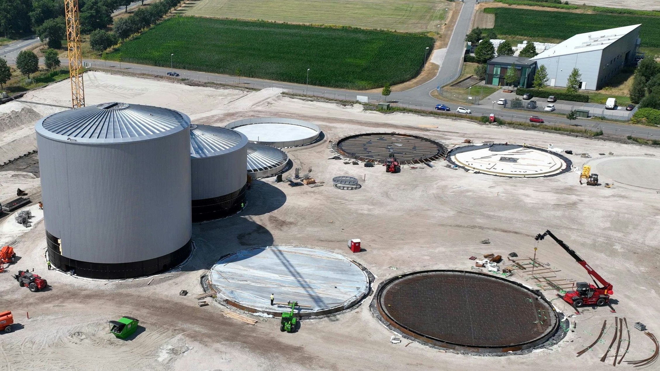 Nachbarn: Das Chemieunternehmen Synlab GmbH (oben rechts) liegt direkt neben den Hochbehältern der Biogasanlage. Synlab hat jetzt Einwendungen gegen die Erteilung der Baugenehmigung durch das Gewerbeaufsichtsamt erhoben. Foto: Schiwyair Medienproduktion