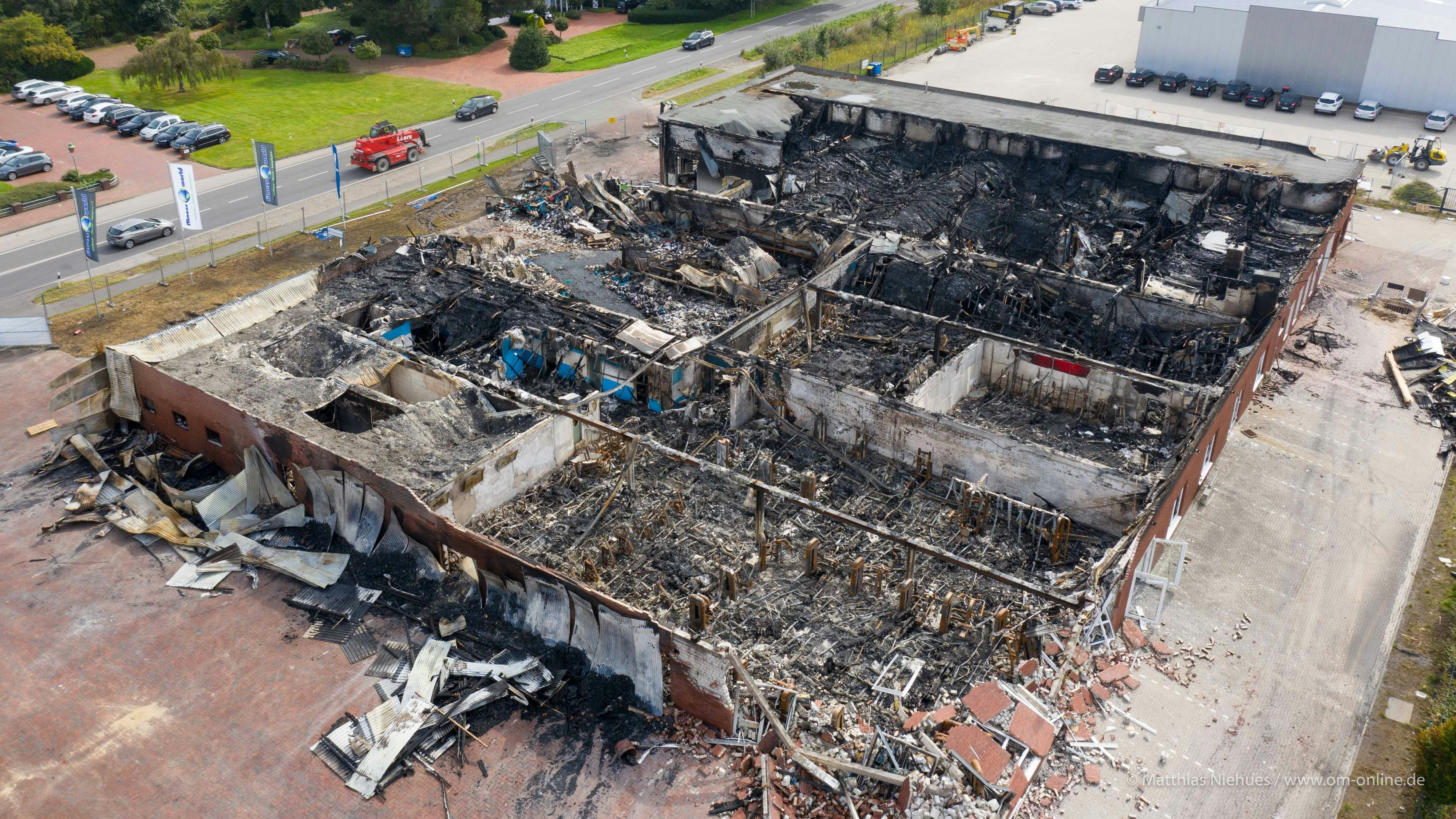 Blick ins Gebäude: Nach dem Brand wird am Montag das Ausmaß des Schadens sichtbar. Foto: M. Niehues