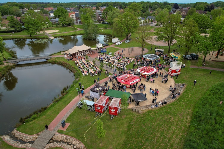 Aus der Vogelperspektive: Der Böseler Dorfpark bietet ein würdiges Ambiente für das 4. Böseler Bierfest. Foto: Nienaber