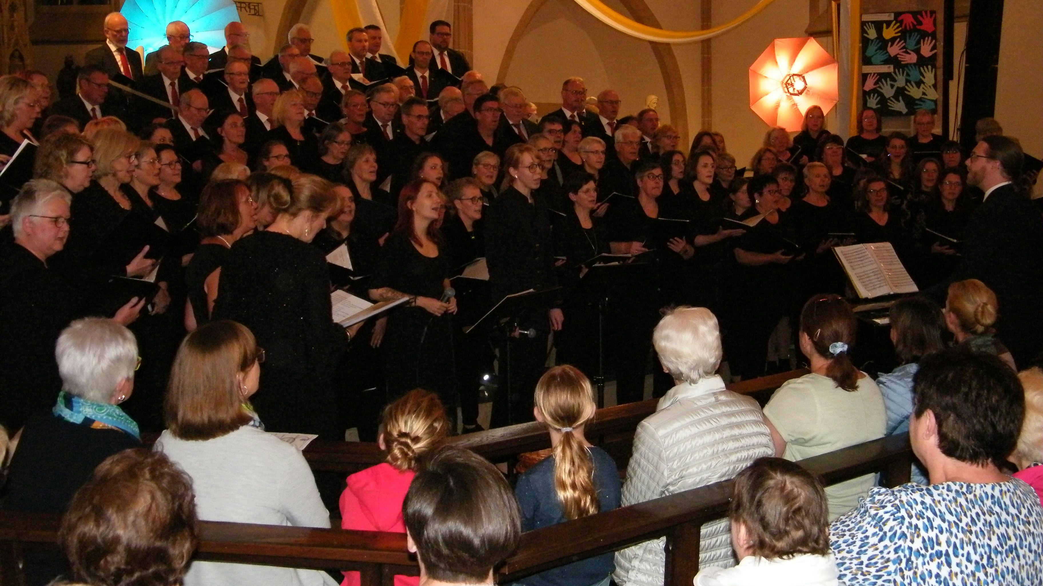 Perfekt eingespielt: Die 120 Sängerinnen und Sänger von Gospel United und dem Männergesangverein Bürgerliedtafel Dinklage. Foto: Gerwanski