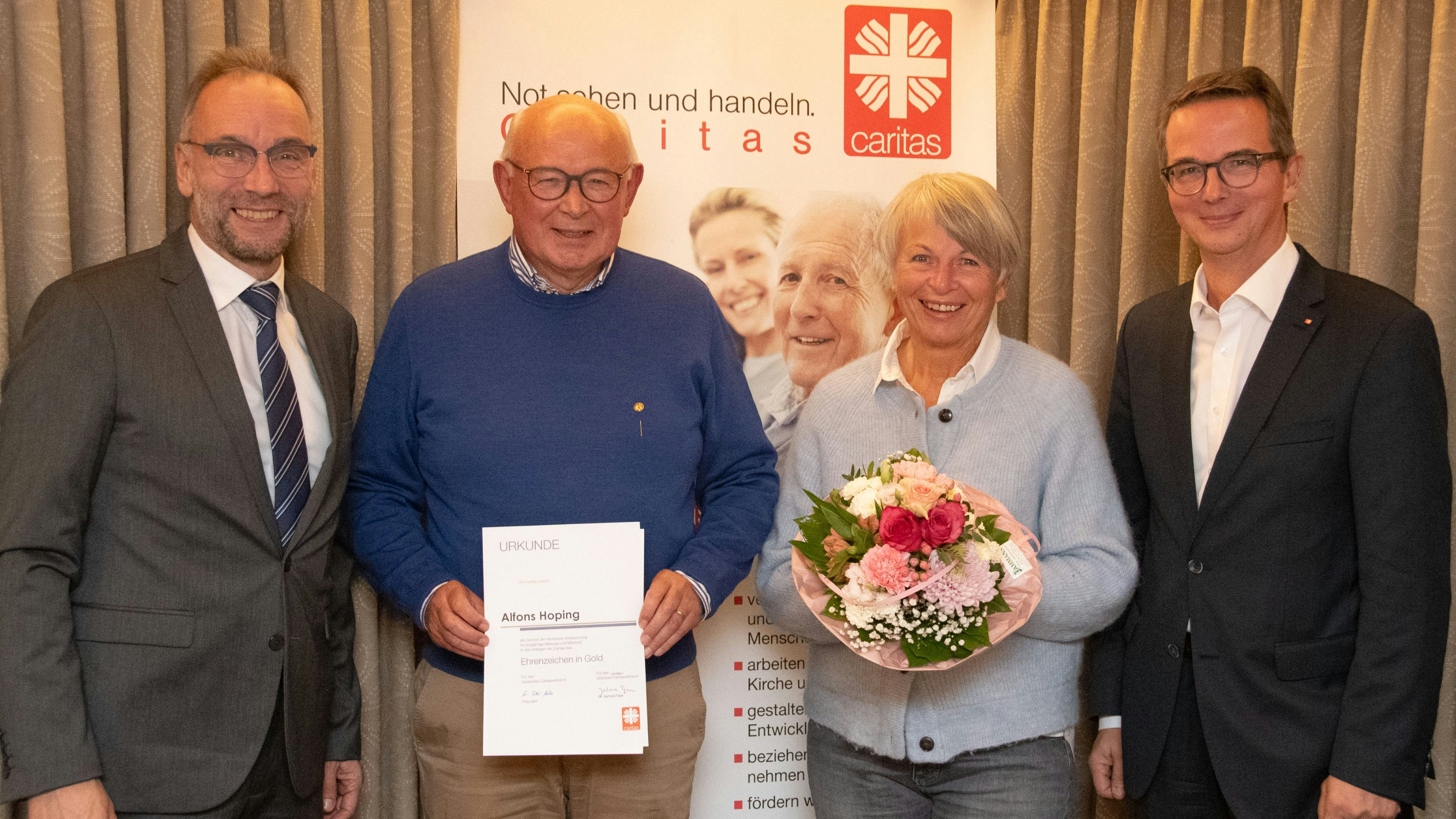 Überreichten das Ehrenzeichen: Honorarprofessor Dr. Martin Pohlmann (links) und Dr. Gerhard Tepe (rechts) mit Alfons Hoping und seiner Frau Margret. Foto: Kattinger