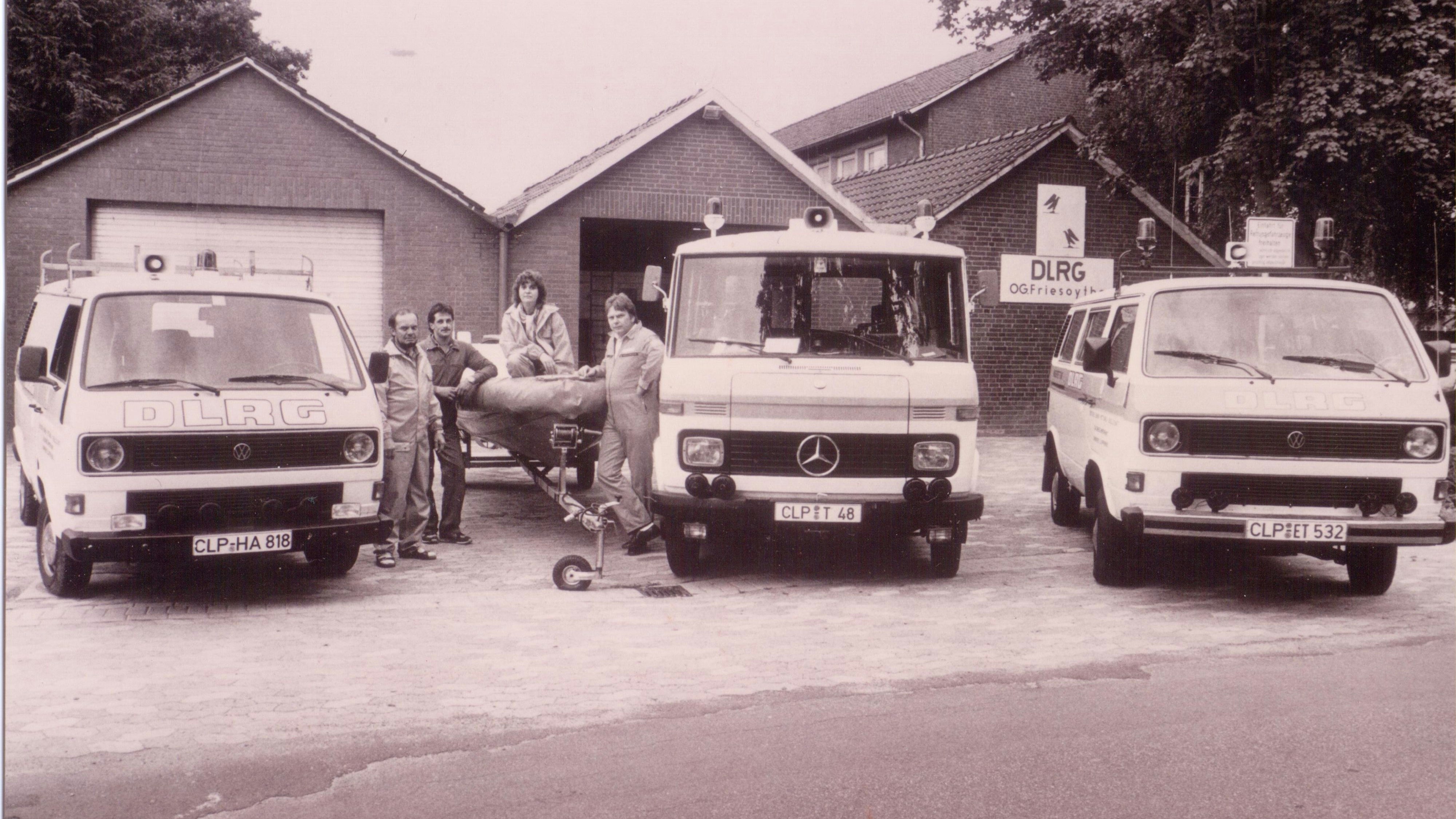 Vergangene Zeiten: Mitglieder der DLRG mit den ersten Fahrzeugen vor ihrer Station am Friesoyther Koppelweg. Foto: DLRG