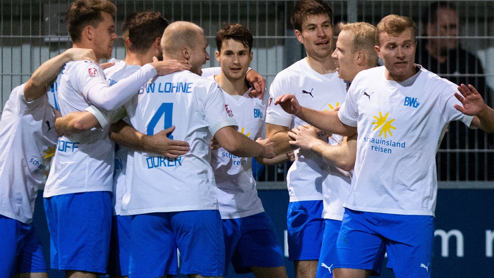 Lohner Jubel im Ostfriesland-Stadion: Die BWL-Fußballer feiern den 1:0-Treffer von Drilon Demaj (verdeckt). Foto: Doden
