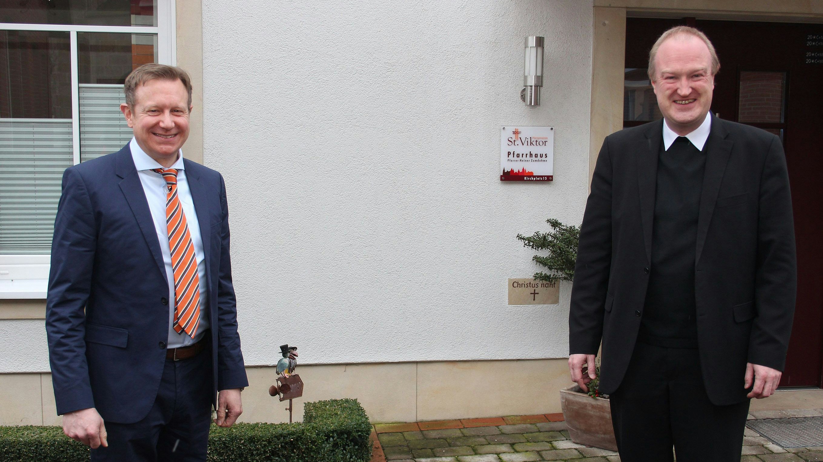Herzlich willkommen: Pfarrer Heiner Zumdohme (rechts) begrüßt Dr. Niklas Cruse als künftigen Geschäftsführer des Dammer Krankenhauses. Foto: Meier