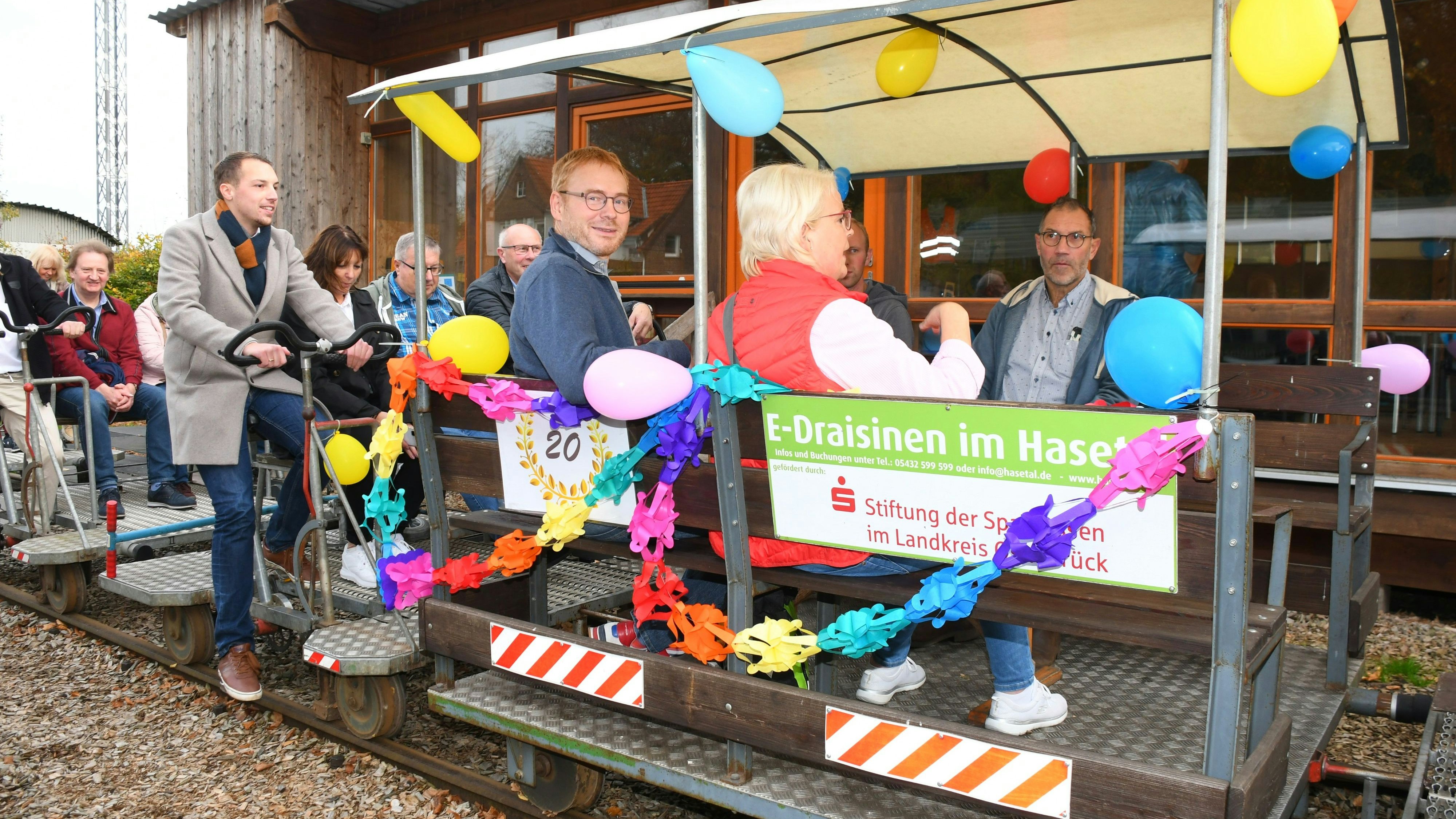 Das Ende einer Erfolgsgeschichte: Die Teilnehmer der Abschiedsfahrt auf dem Draisinen-Bahnhof in Bippen. Foto: Lüders
