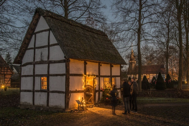 Bummel von Haus zu Haus: Auch die alte Drechslerei ist weihnachtlich geschmückt. Foto: Eckhard Albrecht