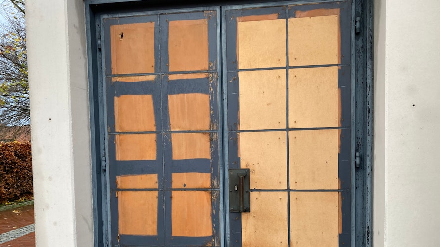 Komplett abmontiert und gestohlen: die Kupferbeschläge an den Eingangstüren.