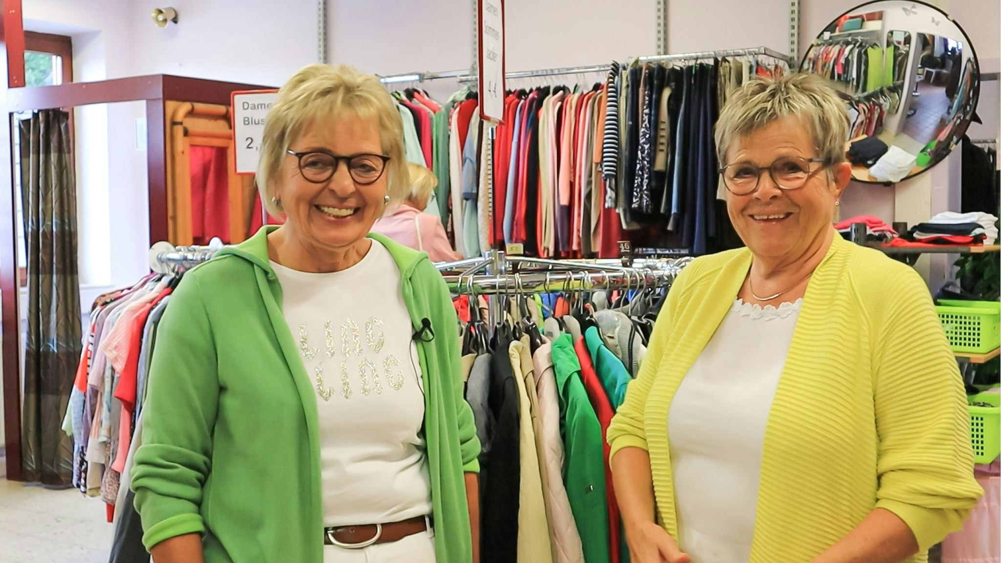 Sind von Anfang an dabei: (von links) Anita Jakoby und Doris Wobbeler sind die Mitinitiatorinnen des Geschäfts in der Peheimer Straße. Foto: DRK Cloppenburg