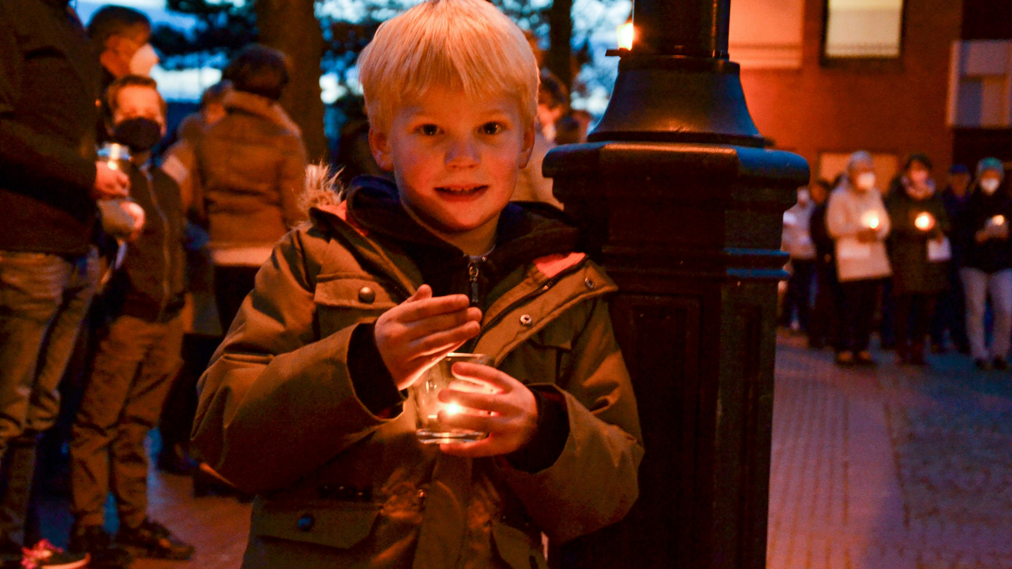 Zeichen setzen: Kleine und große Löninger versammelten sich mit einer Kerze auf dem Kirchplatz.&nbsp; &nbsp;Foto: G. Meyer