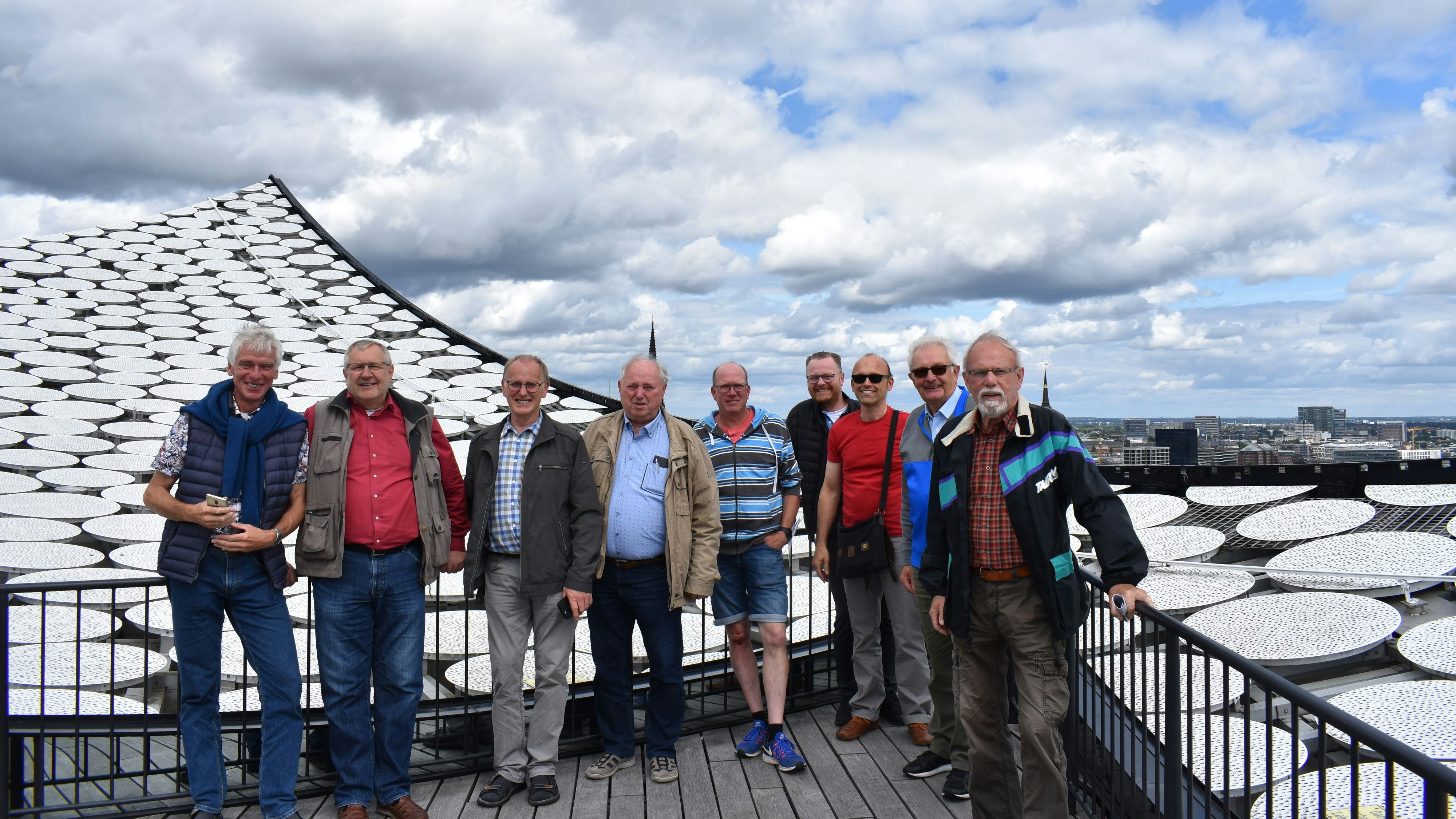 Hoch hinaus: Bis auf das Dach der Elbphilharmonie kamen die Männer des Gesangvereins Cäcilia bei der Besichtigung. Foto: Looschen