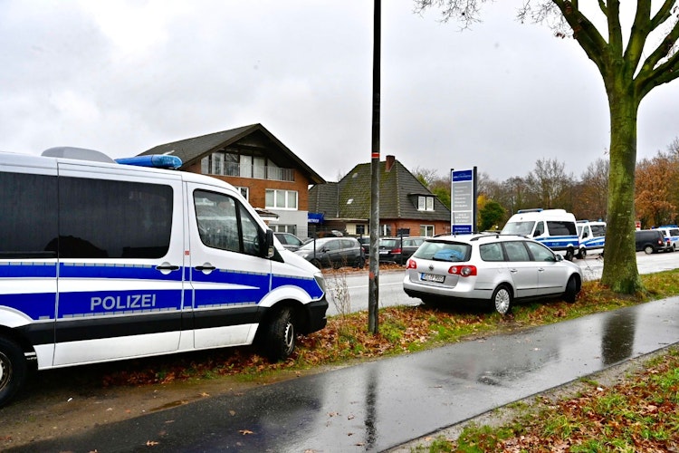 Mannschaftswagen der Polizei vor der KFZ-Werkstatt in Steinfeld. Foto: M. Niehues