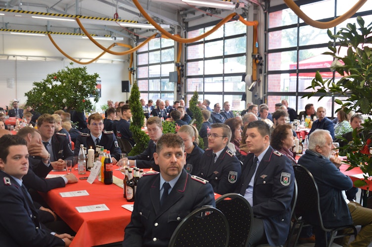Viele Gäste aus allen gesellschaftlichen Gruppen waren zur Einweihung des neuen Feuerwehrgerätehauses gekommen. Foto: Landwehr