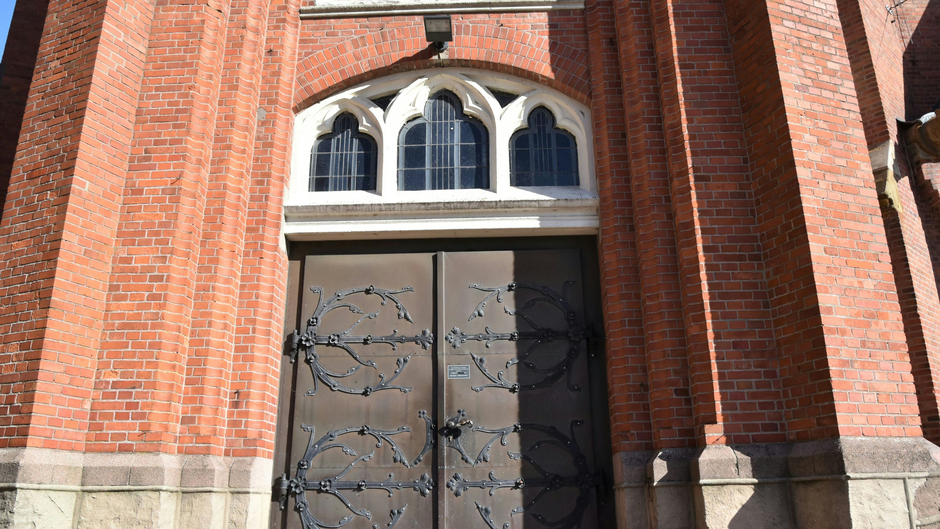 Verschlossene Türen? Zumindest unter der Woche sollen die Gottesdienste nicht mehr in den großen Gotteshäusern, wie der Friesoyther St. Marien Kirche, stattfinden. Auch die Außenbeleuchtung soll aus bleiben. Foto: Hahn