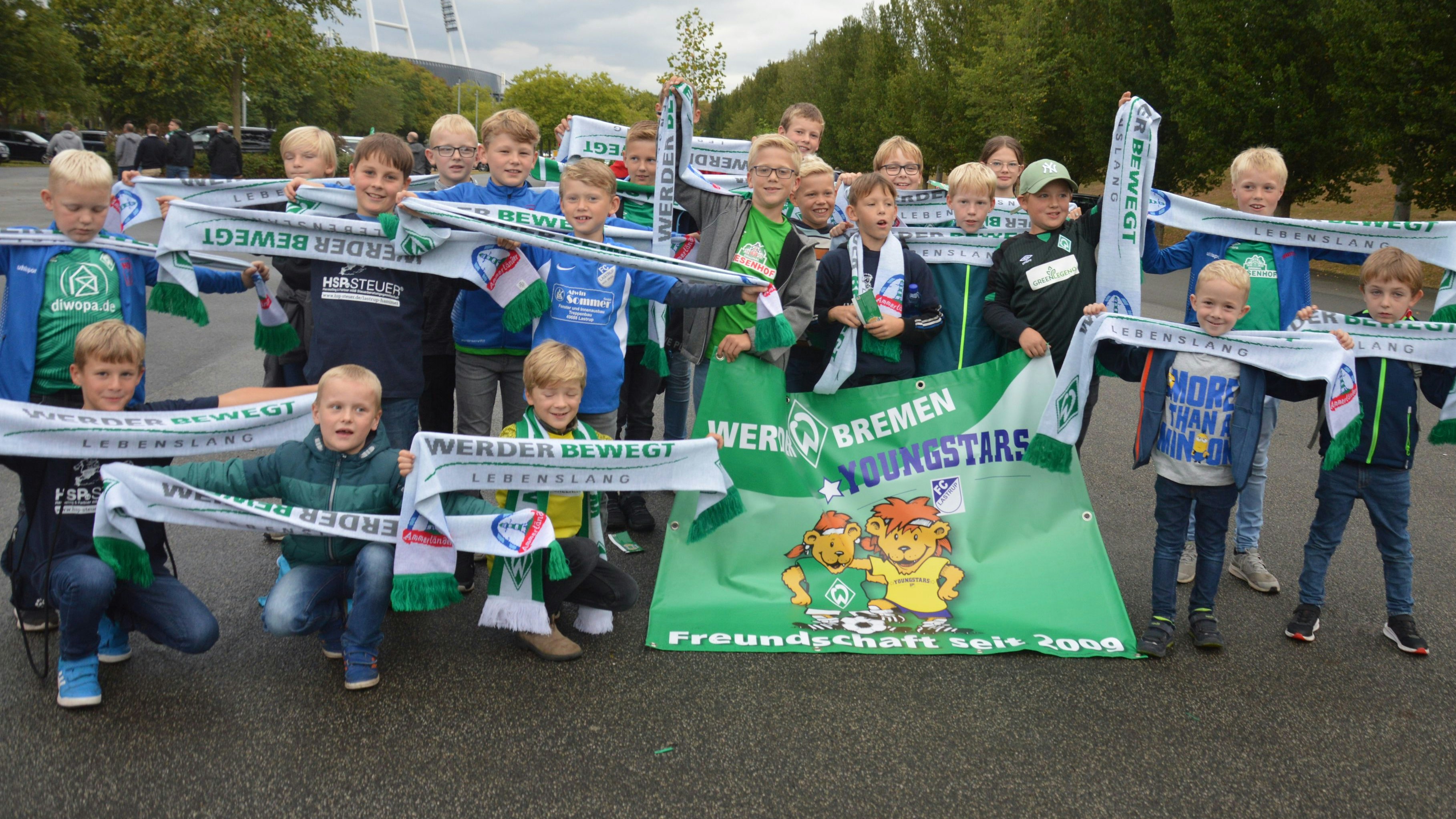 Gesponsert: Rund 35 Fan-Schals erhielten die Kinder des FC Lastrup Youngstars vom SV Werder Bremen. Foto: Landwehr
