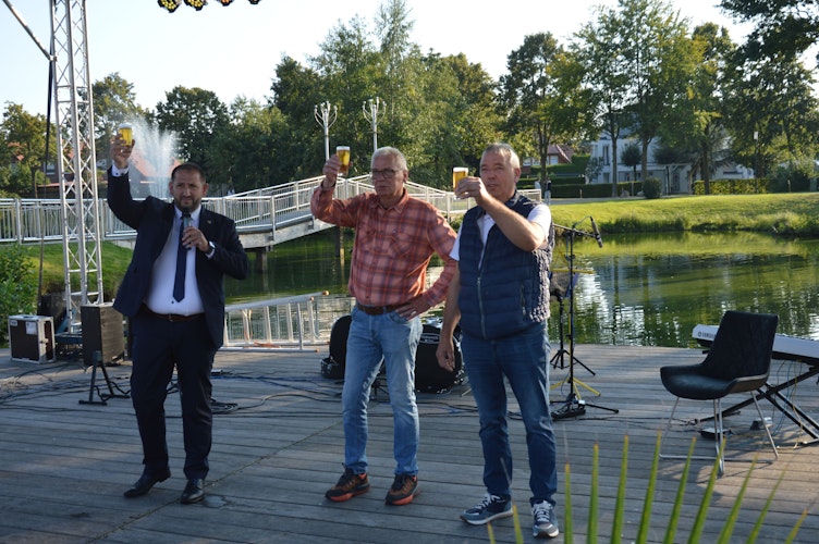 Mit Freibier: Bürgermeister Witali Bastian (von lks), Martin Vorwerk und Martin Schrand eröffneten das 1. Molberger Bürgerfest. Foto: Landwehr