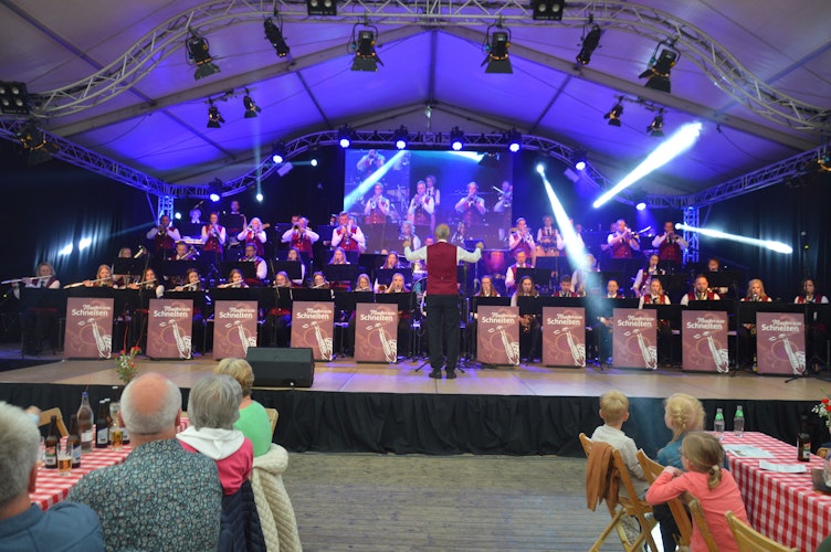 Unter der Leitung von Dirk Zumdohme als Dirigent überzeugten die Musiker die etwa 1000 Gäste. Foto: Landwehr