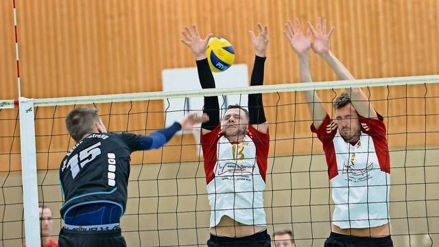 Augen zu und durch: Auch die Volleyballer des TV Cloppenburg (weiße Trikots) sind derzeit noch zum Zuschauen verdammt. Archivfoto: Langosch