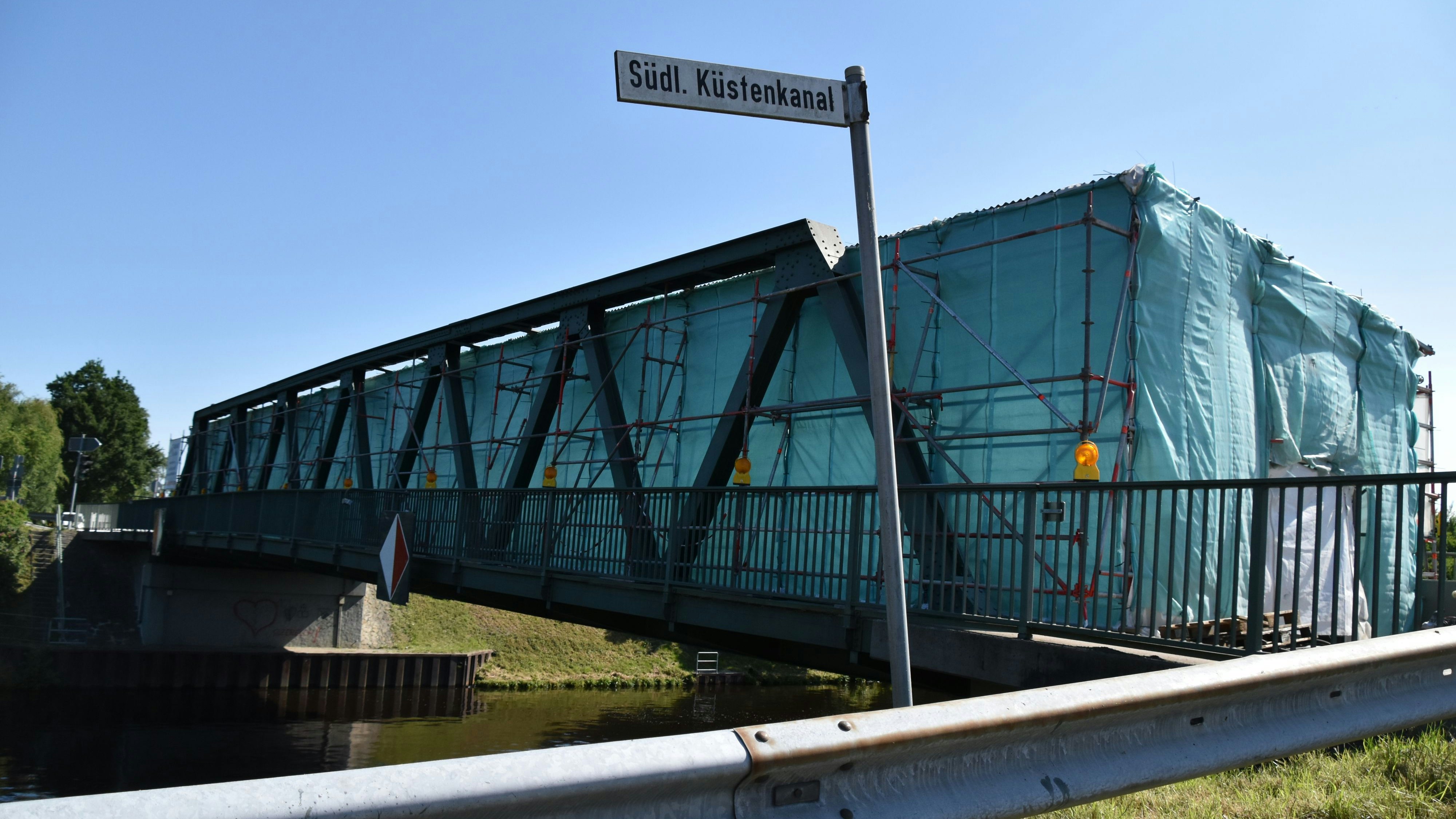 Das Wahrzeichen von Edewechterdamm, die Küstenkanalbrücke, befindet sich aktuell im Umbau. Foto: Hahn