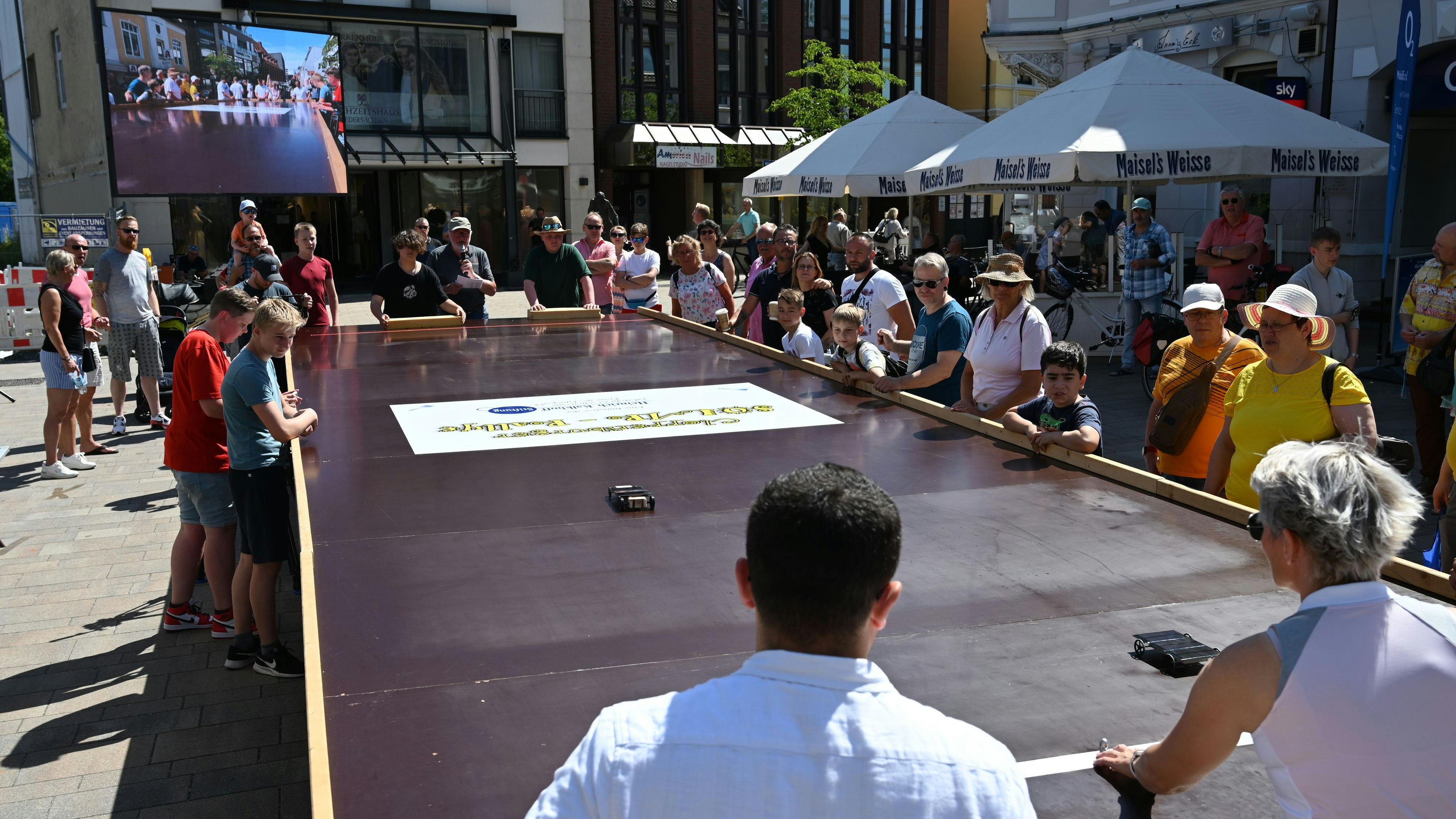 In der Stadtmitte: Zum ersten Mal wurde der Wettbewerb in der Fußgängerzone ausgetragen, die Rennen wurden auf eine Videoleinwand übertragen.&nbsp; Foto: Hermes