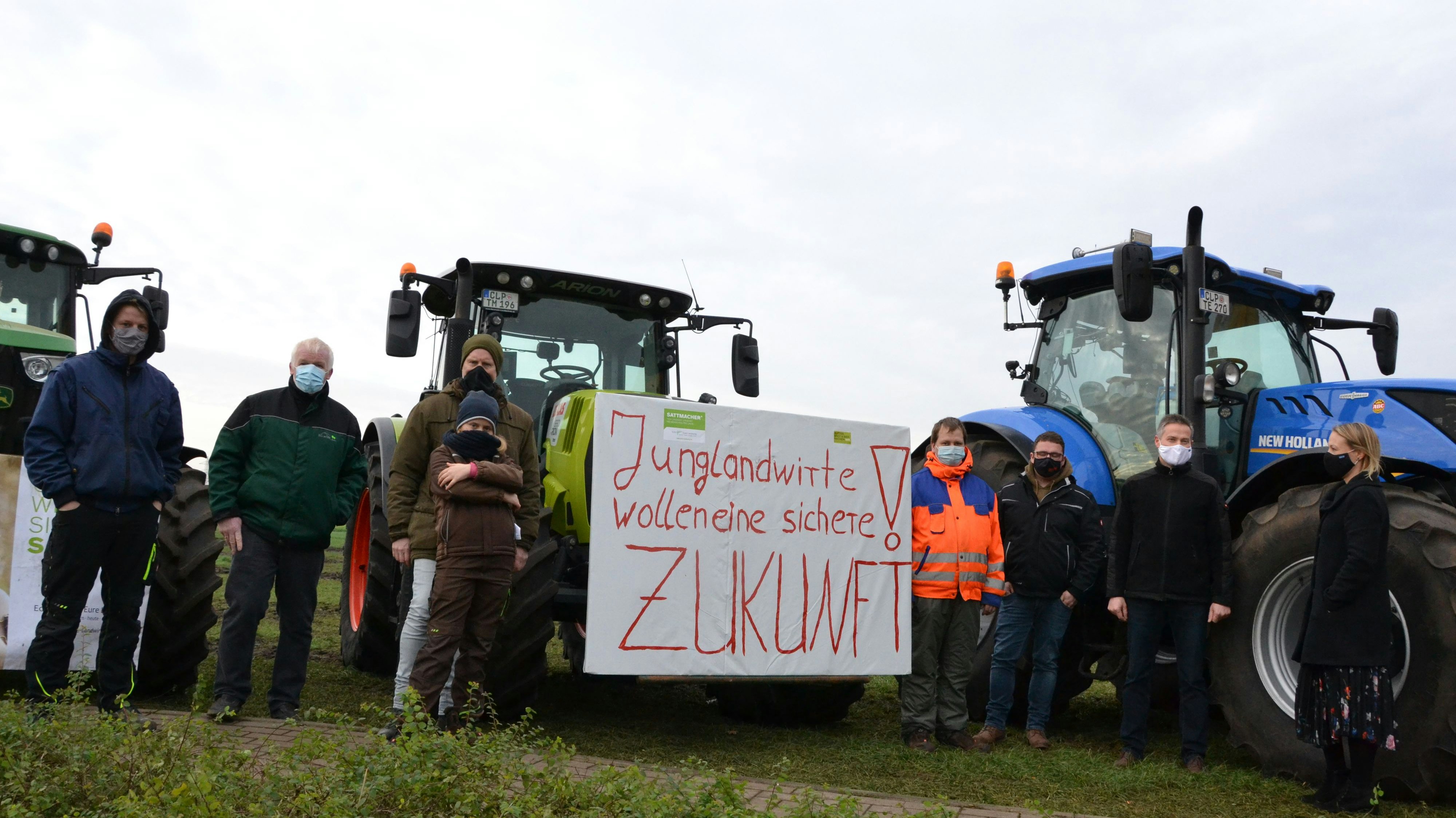 Entschlossen: Die Landwirte stellten am Freitagmorgen eine Mahnwache vor dem Lidl-Zentrallager auf. Foto: Meyer