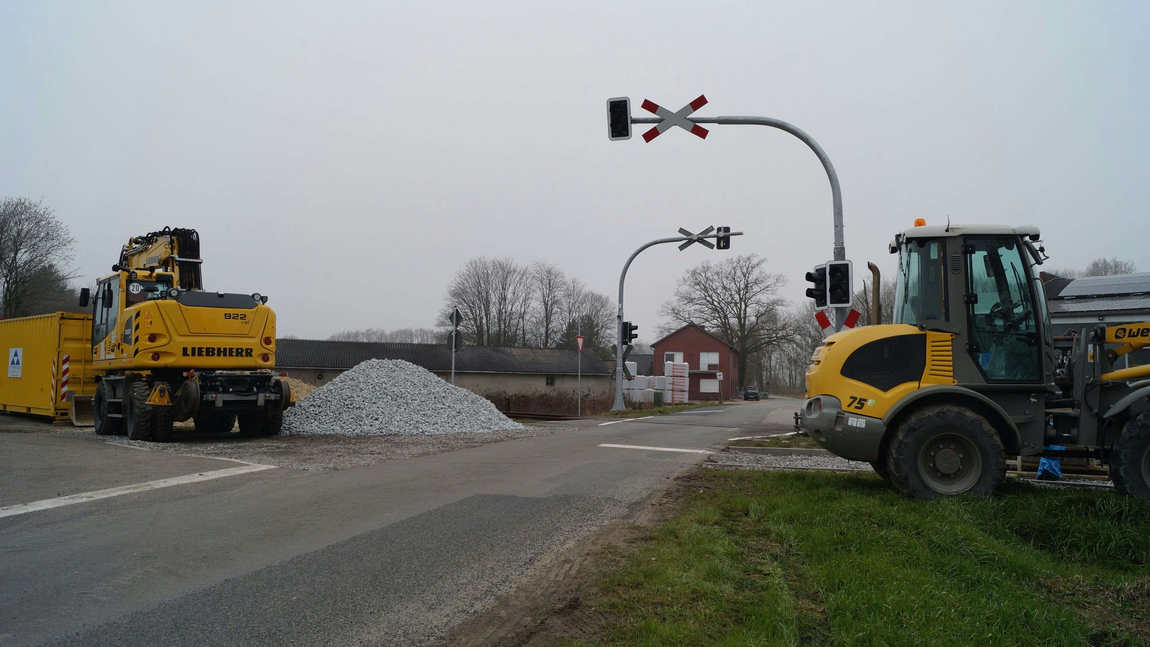 Vorbereitungen laufen: Der Bahnübergang an der Timpner Straße in Lutten wird erneuert. Dafür wird dieser ab Montag für 2 Monate gesperrt. Foto: C. Meyer