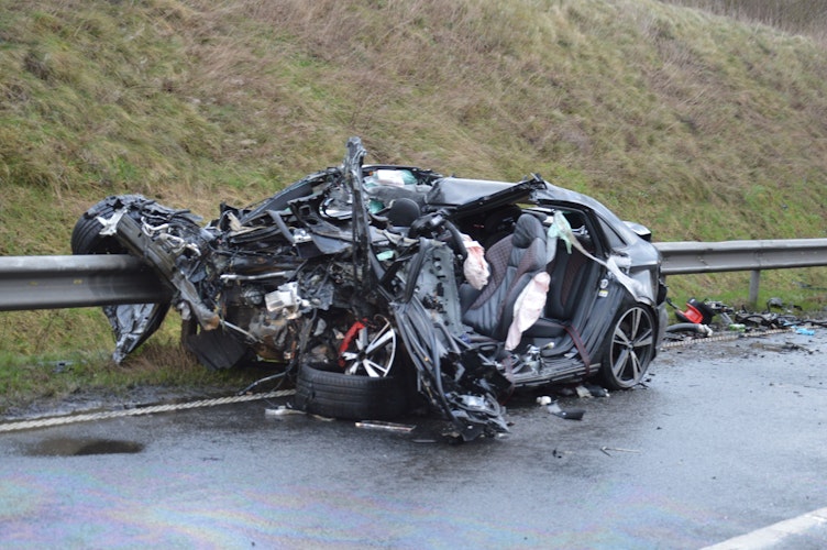 Komplett zerstört: Die 33-jährige Fahrerin des Audi und eines von drei mitfahrenden Kindern hatten keine Überlebenschance.  Foto: Landwehr