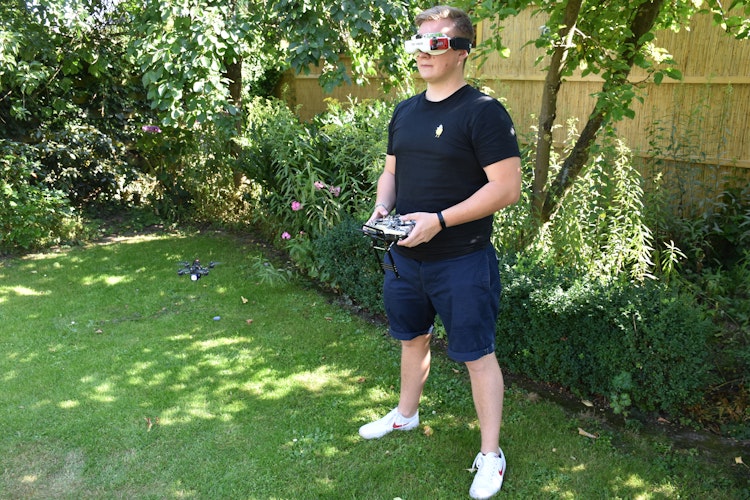 Komplett auf das Fliegen fixiert: Niklas Brock steuert eine seiner Drohne im Garten. Foto: Kessen