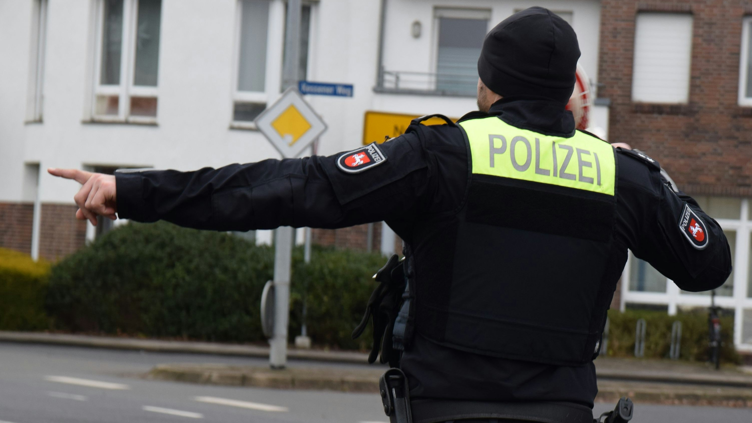 Ein Beamter im Einsatz während der Verkehrskontrollen im Cloppenburger Stadtgebiet. Foto: Polizeiinspektion Cloppenburg/Vechta