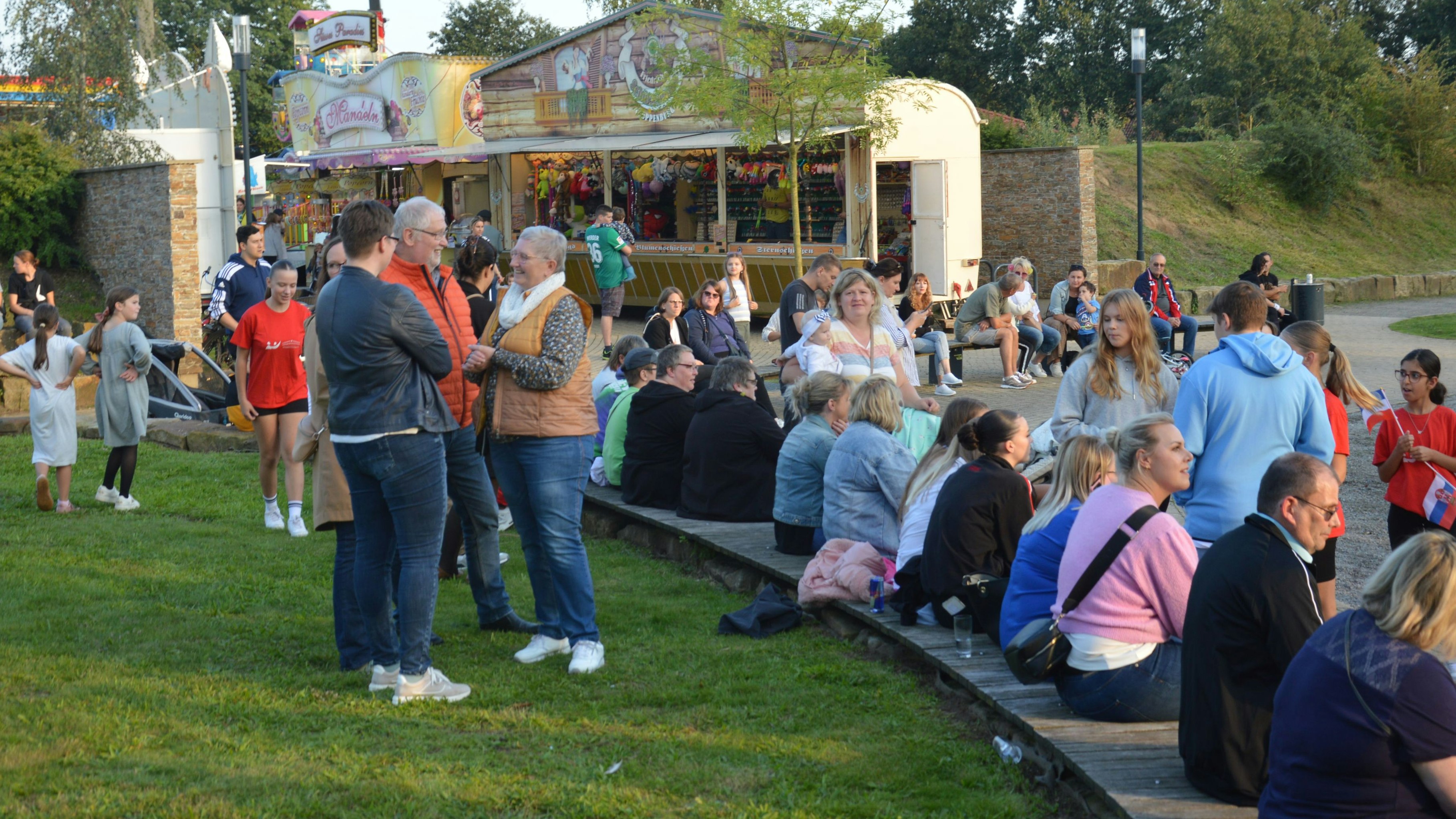 Schon am frühen Samstagabend: Die Molberger trafen sich im Bürgerpark zum Klönen oder um die Aufführungen zu genießen. Foto Landwehr
