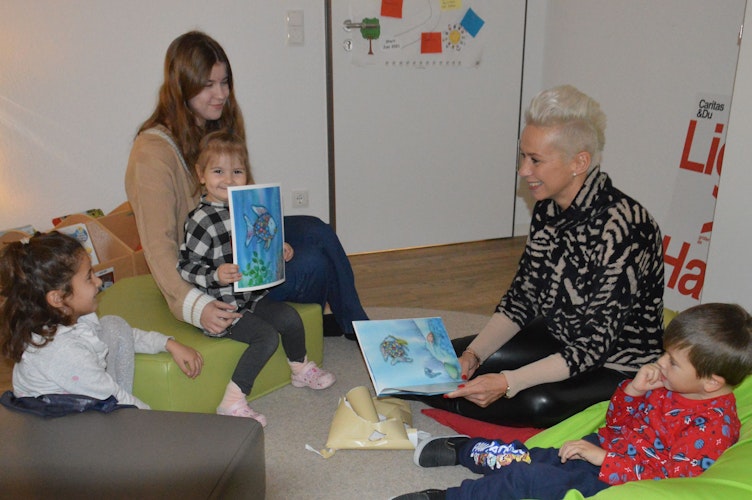 Prominenter Besuch: Die Bundestagsabgeordnete Silvia Breher las im Kindergarten Die Arche“ in Molbergen. Foto: Landwehr